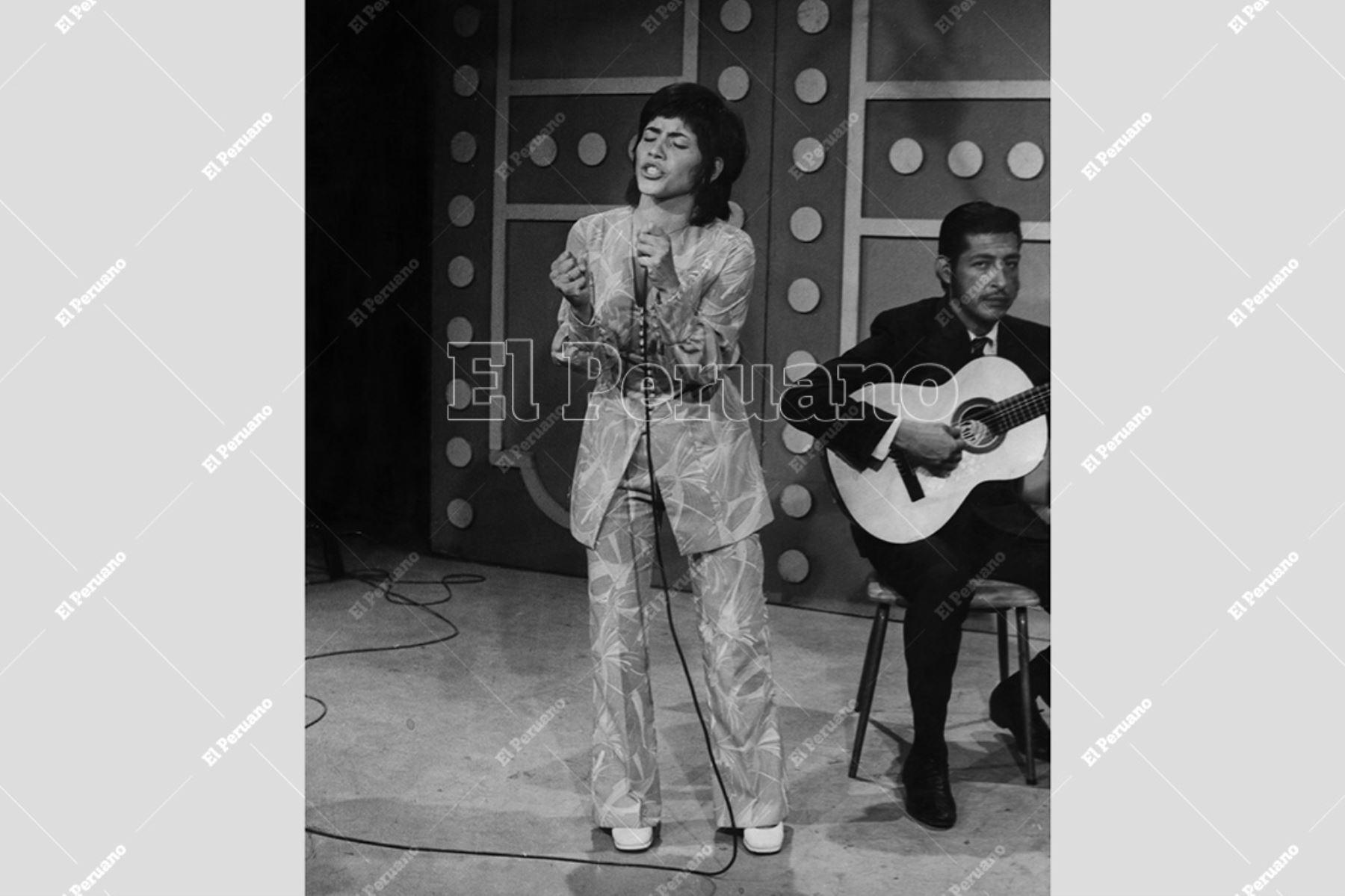 Lima - abril 1971 / Presentación de la cantante Cecilia Barraza en el programa de concurso Trampolín a la Fama. Foto: Archivo Histórico de El Peruano