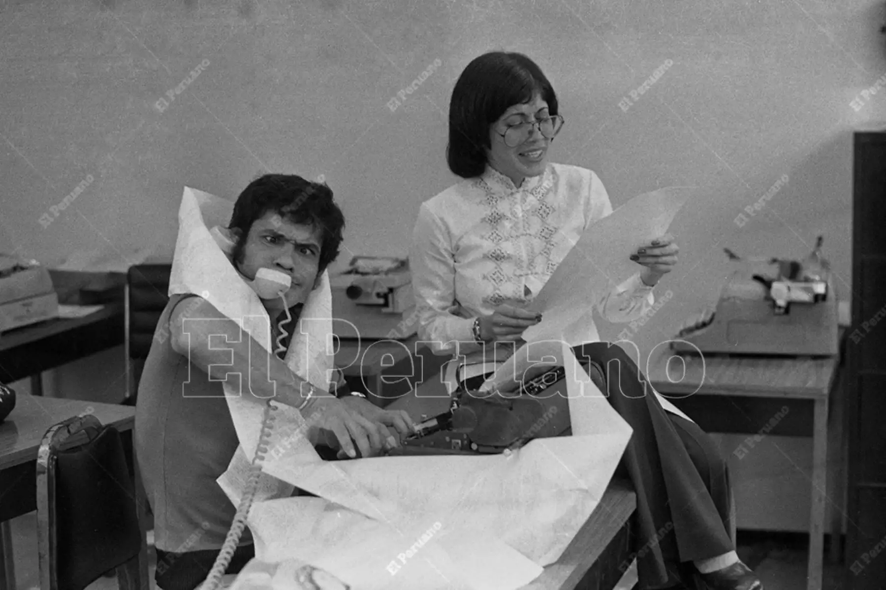 Lima - 13 marzo 1978 /  Cecilia Barraza y su hermano Miguel en la redacción del diario La Tercera. Foto: Archivo Histórico de El Peruano / Oswaldo Sánchez