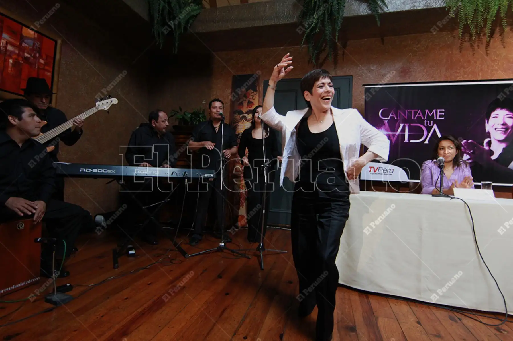 Lima - 10 noviembre 2011 / Cecilia Barraza cantante y conductora del programa "Cántame tu vida" de TV Perú. Foto: Diario Oficial El Peruano / Calos Lezama