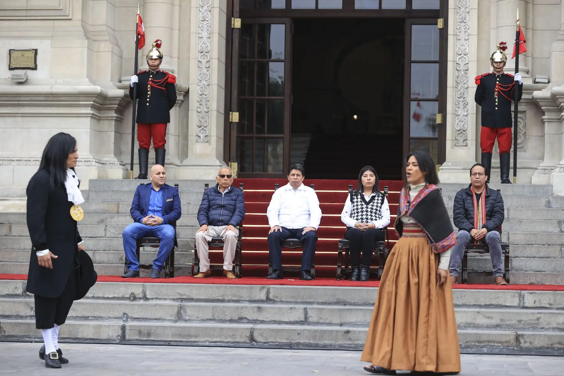 El presidente de la República, Pedro Castillo Terrones, participó en la actividad “La Cultura nos une: 242° aniversario de la rebelión de Túpac Amaru II y Micaela Bastidas”. El mandatario estuvo acompañado del Premier, Aníbal Torres Vásquez; y la ministra de Cultura, Betssy Chávez Chino. Foto: ANDINA/ Prensa Presidencia