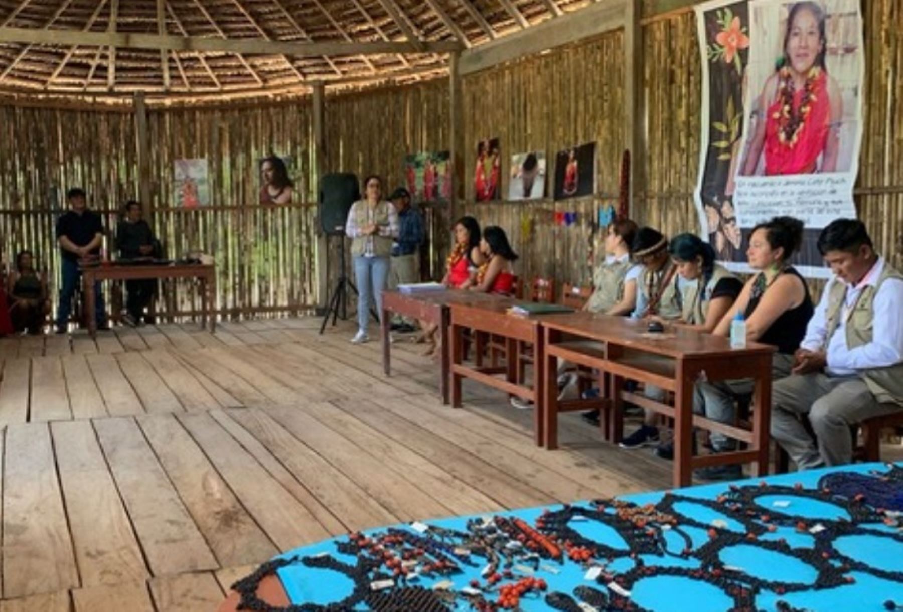 as mujeres nativas de la comunidad de Shimpiyacu, ubicada en el distrito y provincia de Moyobamba, en la región San Martín, obtienen ingresos económicos gracias a sus producciones de biojoyería, emprendimiento que desarrollan con un enfoque de conservación de los bosques y de los recursos que proveen ese tipo de ecosistemas.