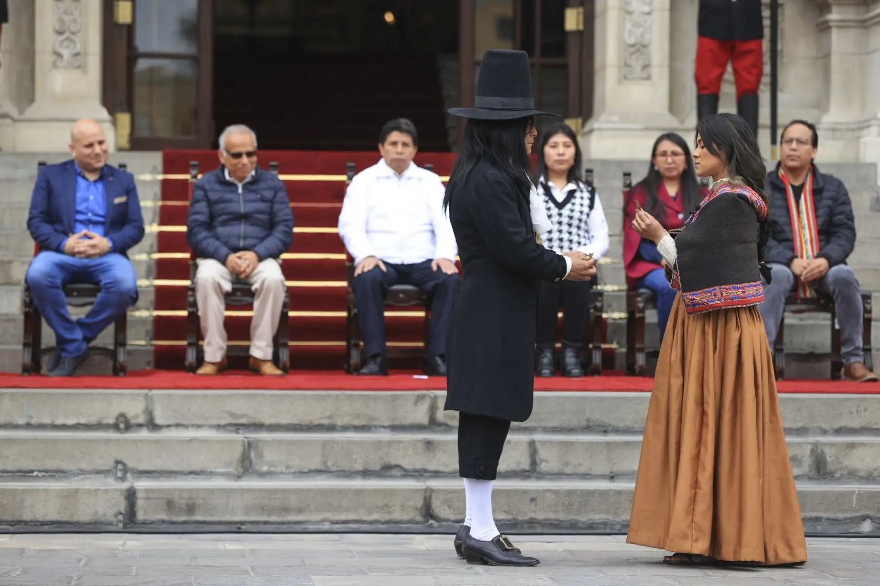 El presidente de la República, Pedro Castillo Terrones, participó en la actividad “La Cultura nos une: 242° aniversario de la rebelión de Túpac Amaru II y Micaela Bastidas”. El mandatario estuvo acompañado del Premier, Aníbal Torres Vásquez; y la ministra de Cultura, Betssy Chávez Chino. Foto: ANDINA/ Prensa Presidencia
