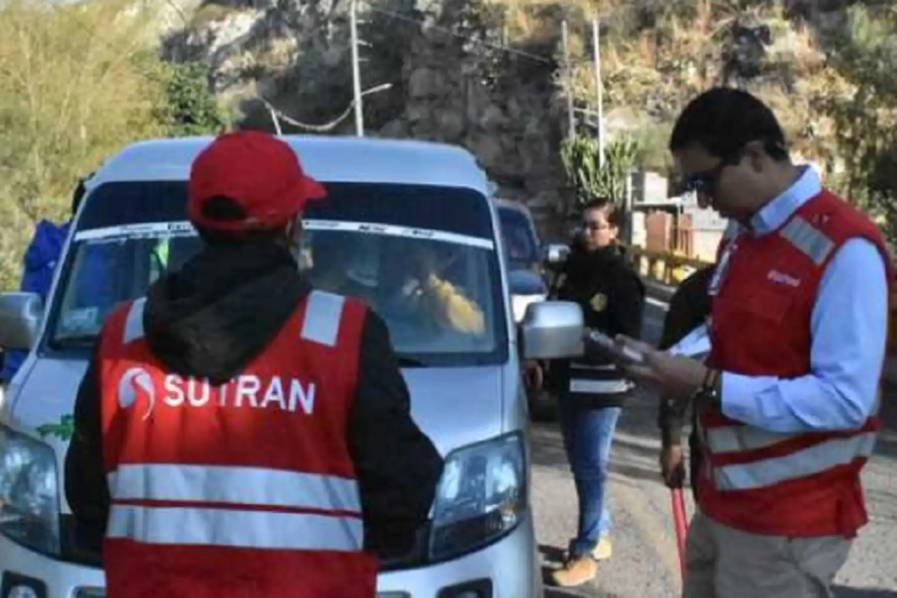 La Superintendencia de Transporte Terrestre de Personas, Carga y Mercancías, en alianza con la Policía Nacional del Perú realizaron una intervención en el kilómetro 373 de la Longitudinal de la Sierra, a la altura del puente Chacco, en la región Ayacucho, a fin de prevenir el delito de trata de personas.