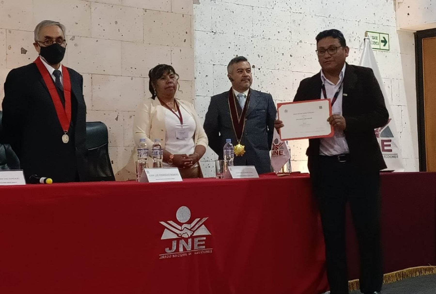 El Jurado Electoral Especial (JEE) de Arequipa entregó credenciales a los alcaldes y regidores electos de las provincias de Arequipa e Islay para el periodo 2023-2026.
