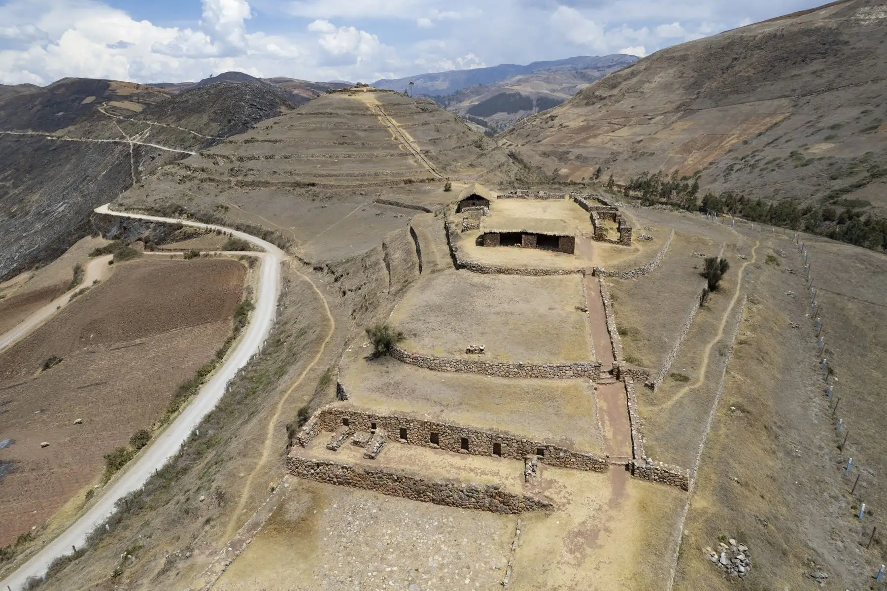 El complejo arequeológico Sóndor está formado por explanadas, andenes, muros, conjuntos habitacionales y pequeños recintos de piedra. Cuenta con una extensión de 10 hectáreas y está ubicado en el valle de la Laguna Pacucha, en Apurímac. Foto: ANDINA/Braian Reyna