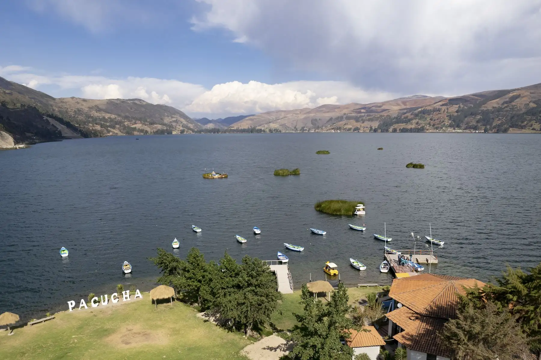 El complejo arqueológico cuenta con 10 hectáreas de extensión y está ubicado en el valle de la laguna Pacucha, en Apurímac. Aquí podrá realizar actividades como un paseo en bote o una ruta a caballo. Foto: ANDINA/Braian Reyna