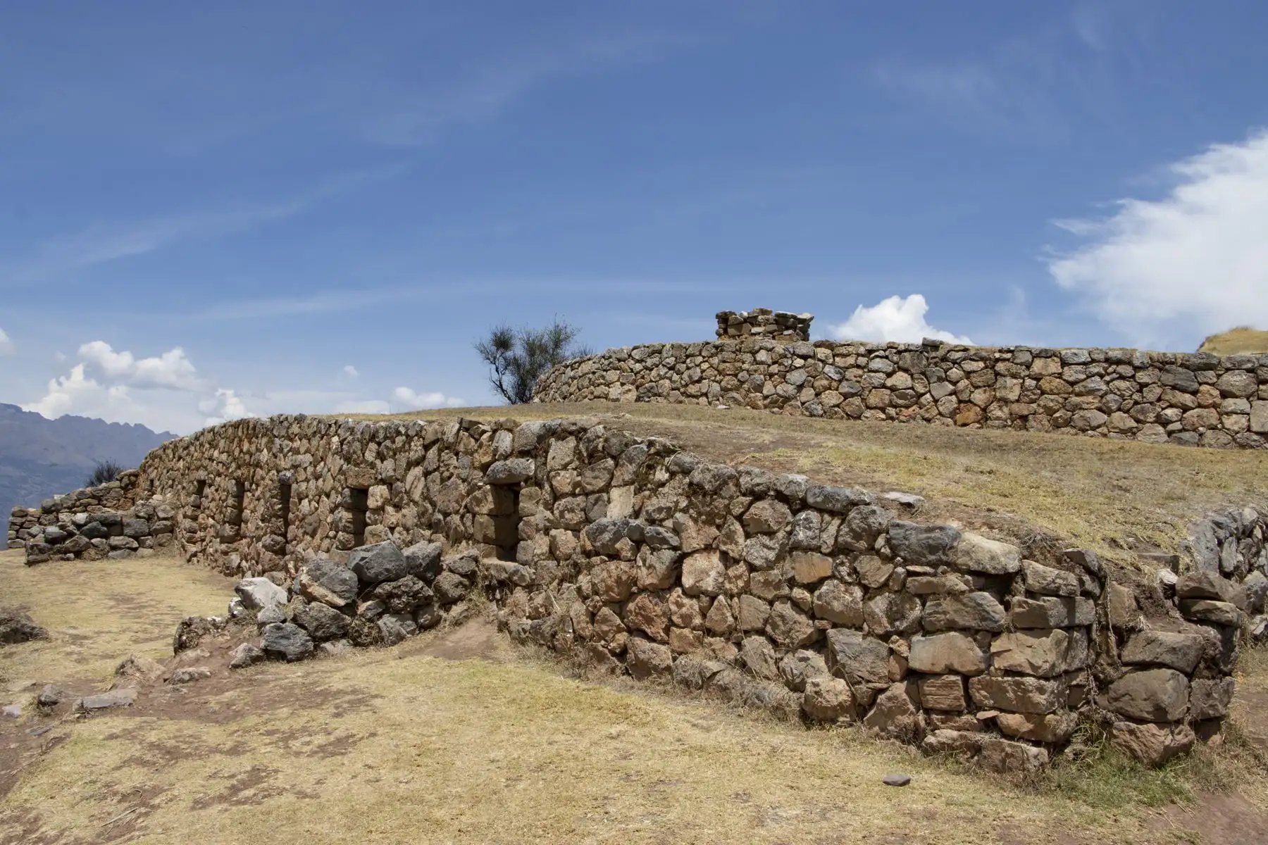 El complejo arequeológico Sóndor está formado por por explanadas, andenes, muros, conjuntos habitacionales y pequeños recintos de piedra. Cuenta con una extensión de 10 hectáreas y está ubicado en el valle de la Laguna Pacucha, en Apurímac. Foto: ANDINA/Braian Reyna