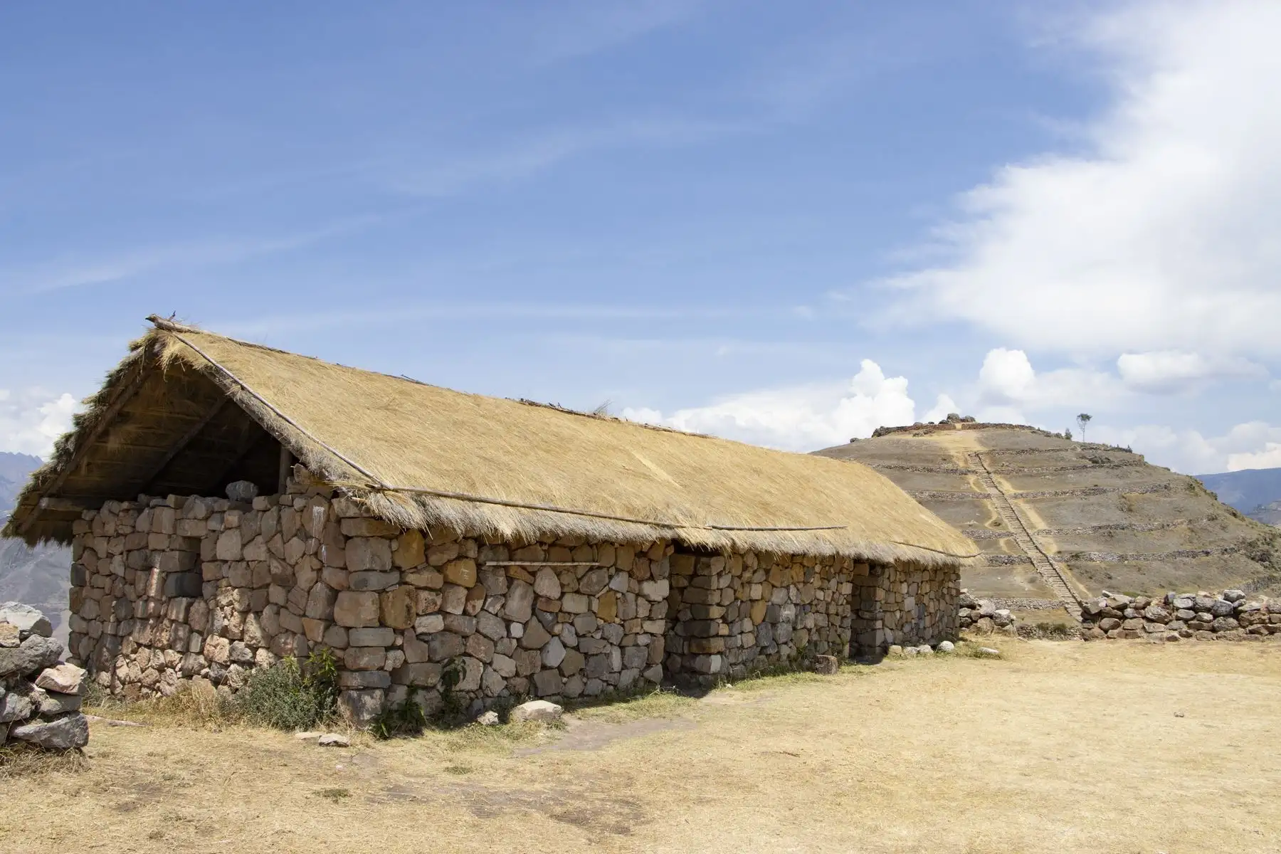 El complejo arequeológico Sóndor está formado por por explanadas, andenes, muros, conjuntos habitacionales y pequeños recintos de piedra. Cuenta con una extensión de 10 hectáreas y está ubicado en el valle de la Laguna Pacucha, en Apurímac. Foto: ANDINA/Braian Reyna