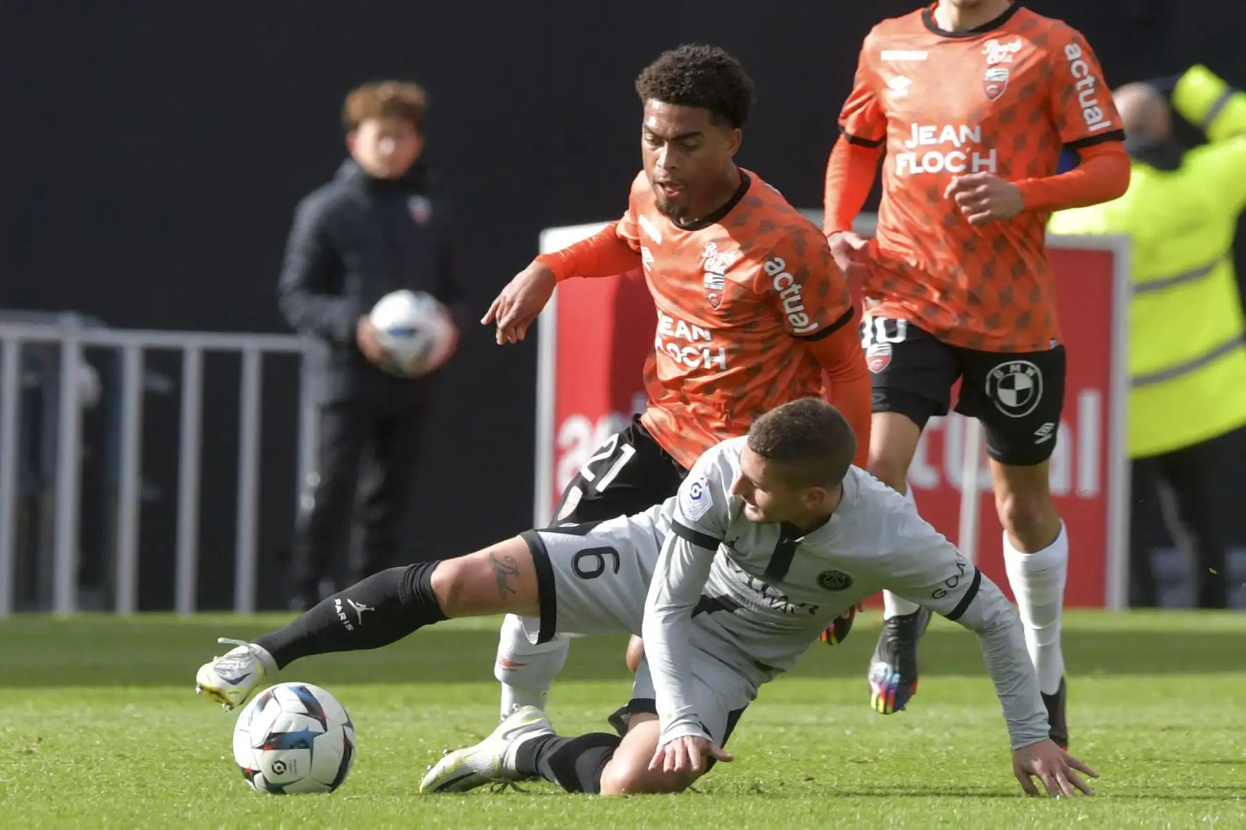 El mediocampista francés del Lorient, Julien Ponceau, lucha por el balón con el mediocampista italiano del Paris Saint-Germain, Marco Verratti, durante el partido de la liga francesa. Foto: AFP