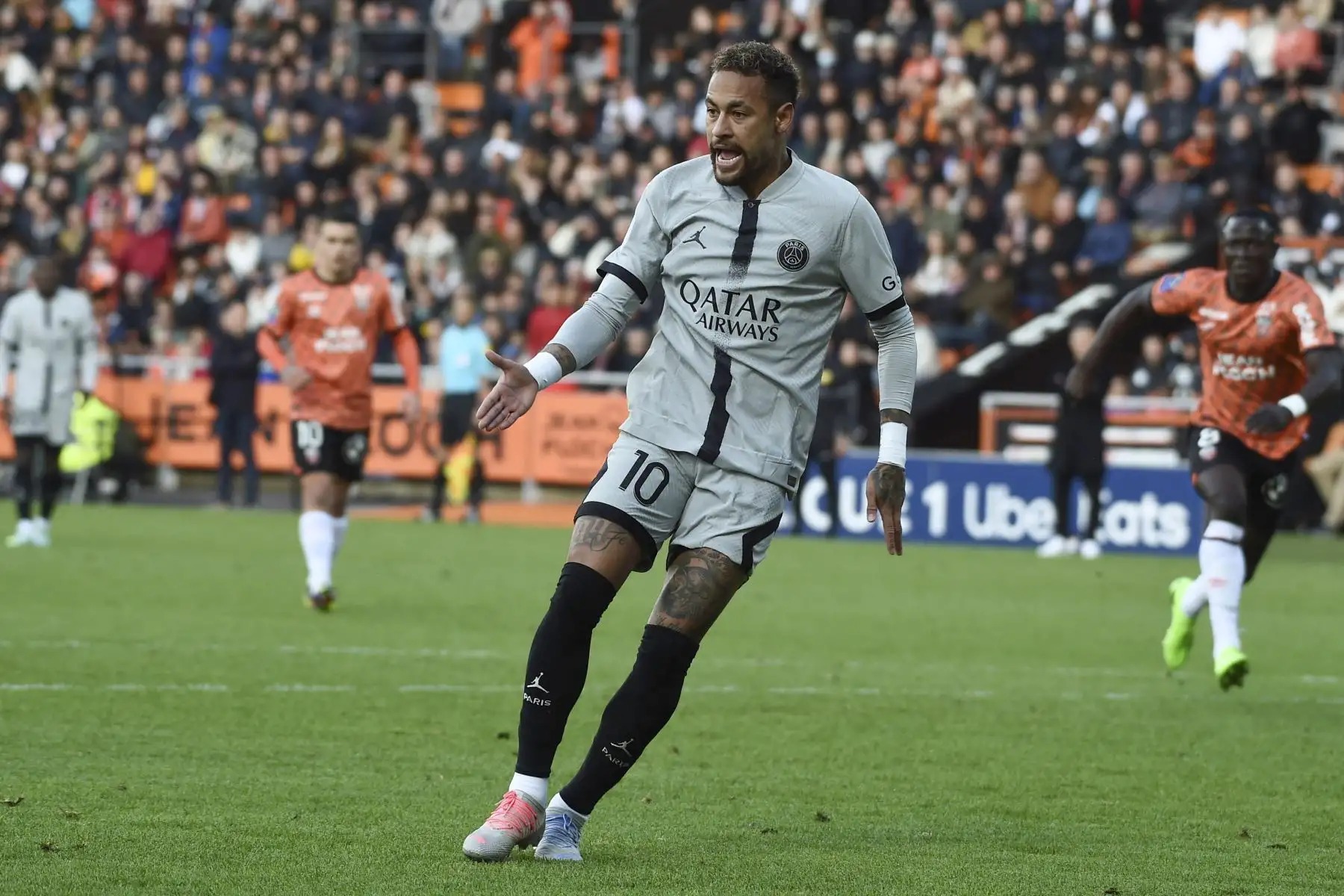 El delantero brasileño del Paris Saint-Germain, Neymar, reacciona durante el partido frente al FC Lorient, en el Stade du Moustoir en Lorient. Foto: AFP