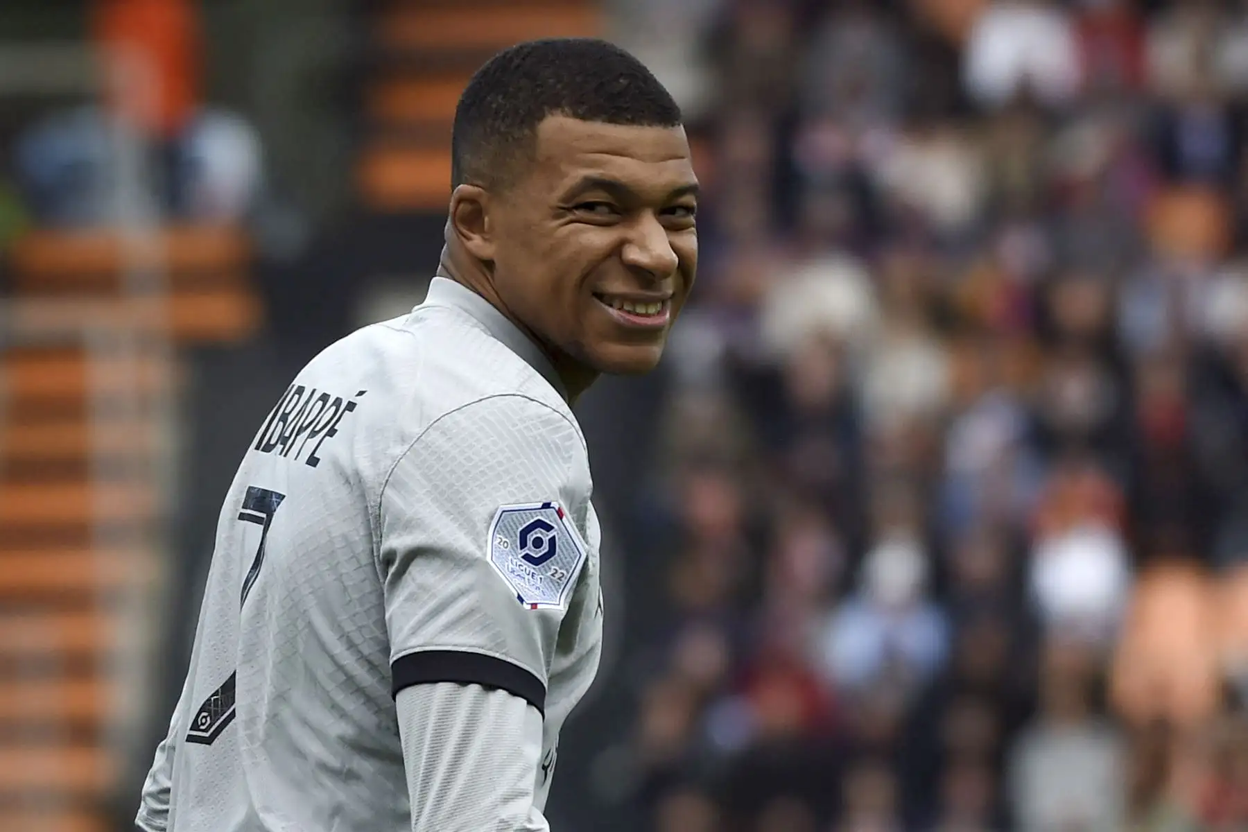 El delantero francés del Paris Saint-Germain, Kylian Mbappe, reacciona durante el partido frente al FC Lorient, en el Stade du Moustoir en Lorient. Foto: AFP