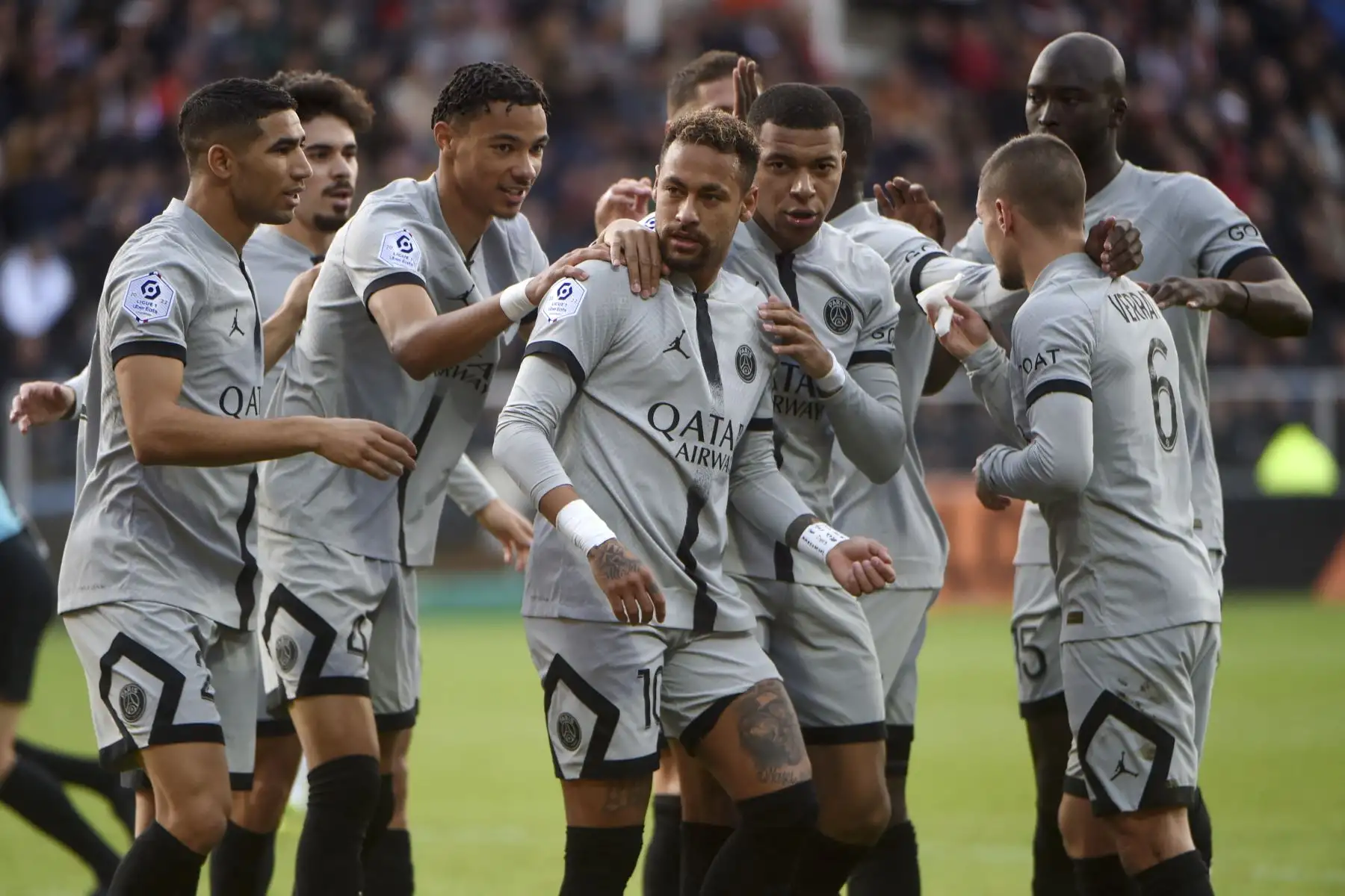 El delantero brasileño del Paris Saint-Germain, Neymar, celebra con sus compañeros después de marcar el primer gol ante FC Lorient durante partido por la liga francesa. Foto. AFP
