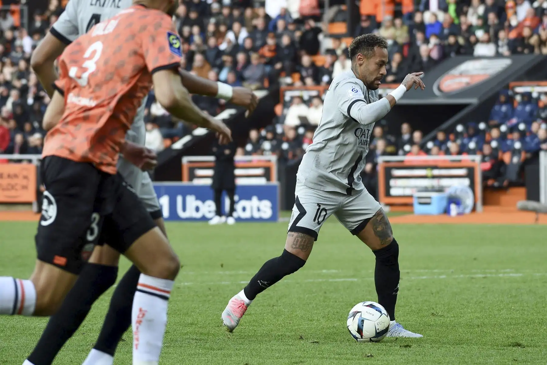 El delantero brasileño de Paris Saint-Germain, Neymar, controla el balón durante partido frente al FC Lorient por la liga francesa que se disputa en el Stade du Moustoir, en Lorient. Foto: AFP