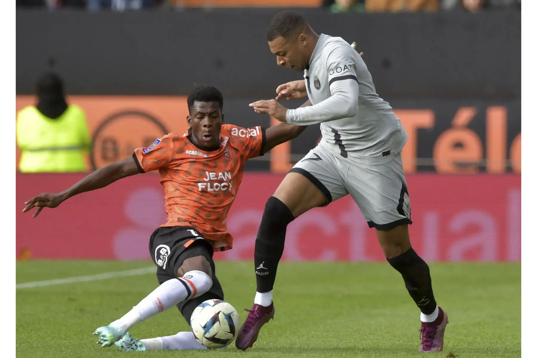 El delantero burkinés de Lorient, Dango Ouattara, lucha por el balón con el delantero francés de Paris Saint-Germain, Kylian Mbappe, durante el partido de la liga francesa, en el Stade du Moustoir, en Lorient. Foto: AFP