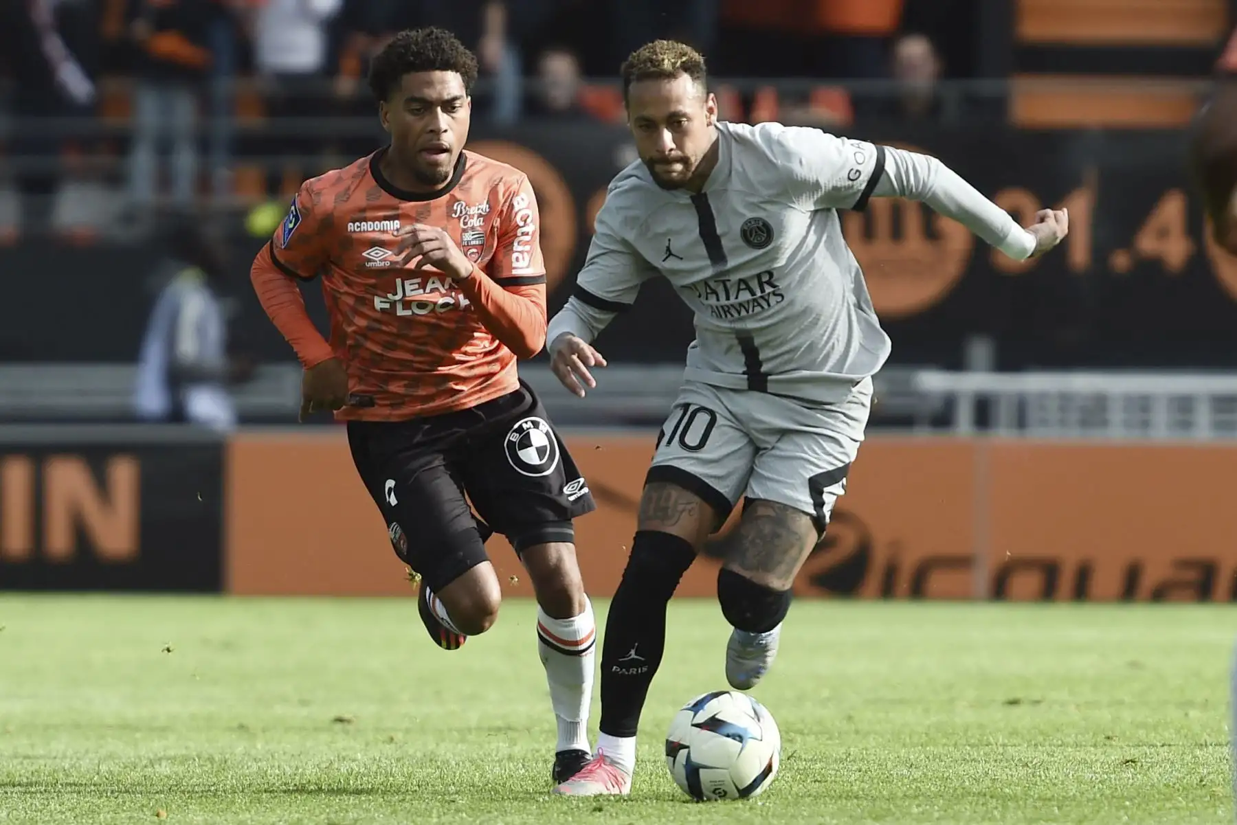 El delantero austriaco de Lorient, Adrian Grbic, lucha por el balón con el delantero brasileño del PSG, Neymar, durante el partido de la liga francesa. Foto: AFP