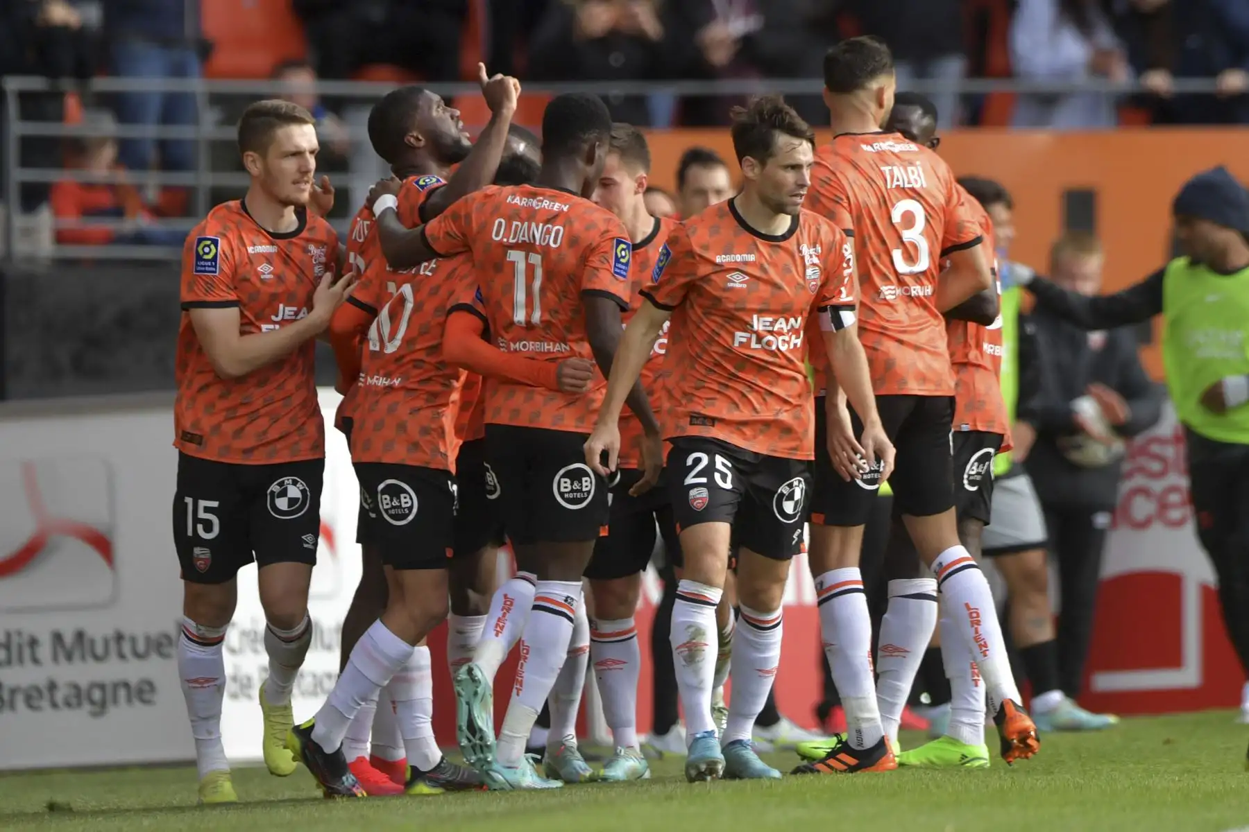 El delantero nigeriano de Lorient, Terem Moffi, celebra con sus compañeros de equipo después de marcar el primer gol de su equipo en el Stade du Moustoir en Lorient. Foto: AFP