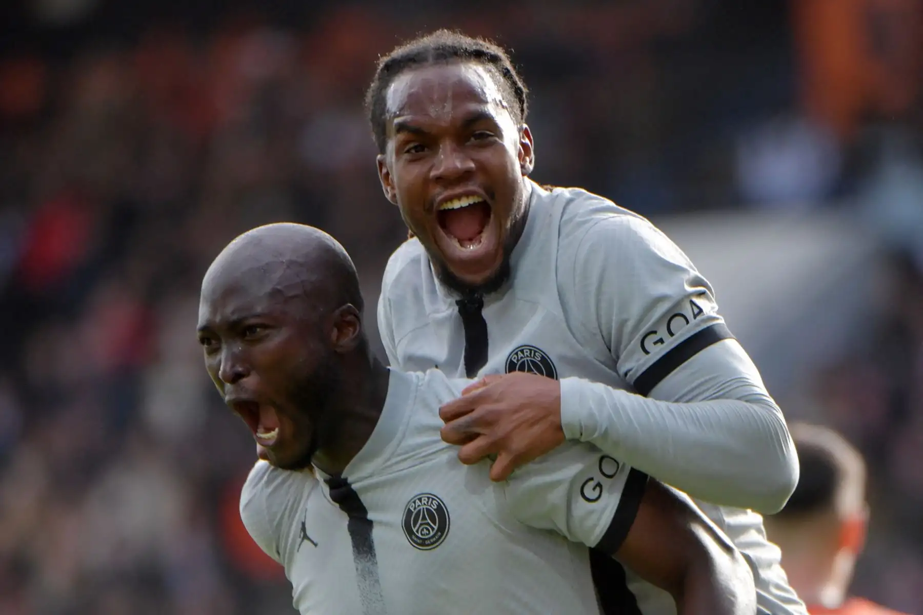 El mediocampista portugués del Paris Saint-Germain, Danilo Pereira, celebra con su compañero Renato Sanches después de marcar el segundo gol de su equipo durante el partido de la liga francesa. Foto: AFP