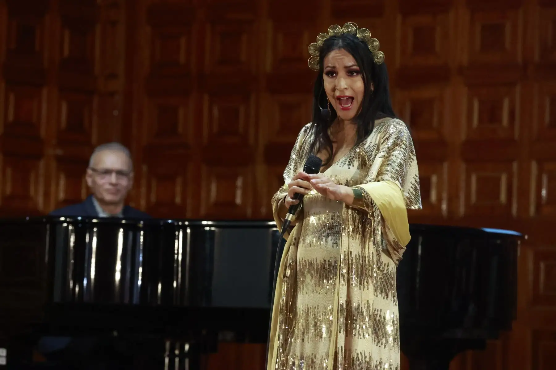 La soprano Sylvia Falcón rinde homenaje a Yma Súmac durante su presentación en el Hay Festival Arequipa. Foto: ANDINA/Melina Mejía