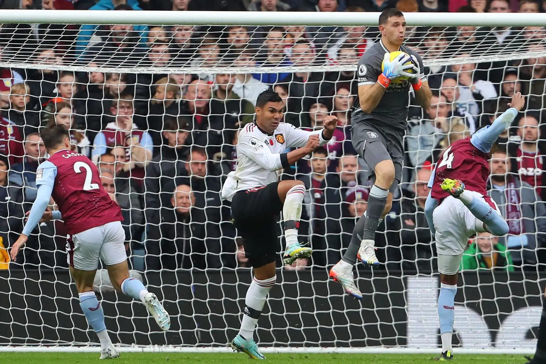 El arquero argentino del Aston Villa, Emiliano Martínez, atrapa el balón durante el partido frente al Manchester United por la Premier League, en Villa Park en Birmingham. Foto: AFP