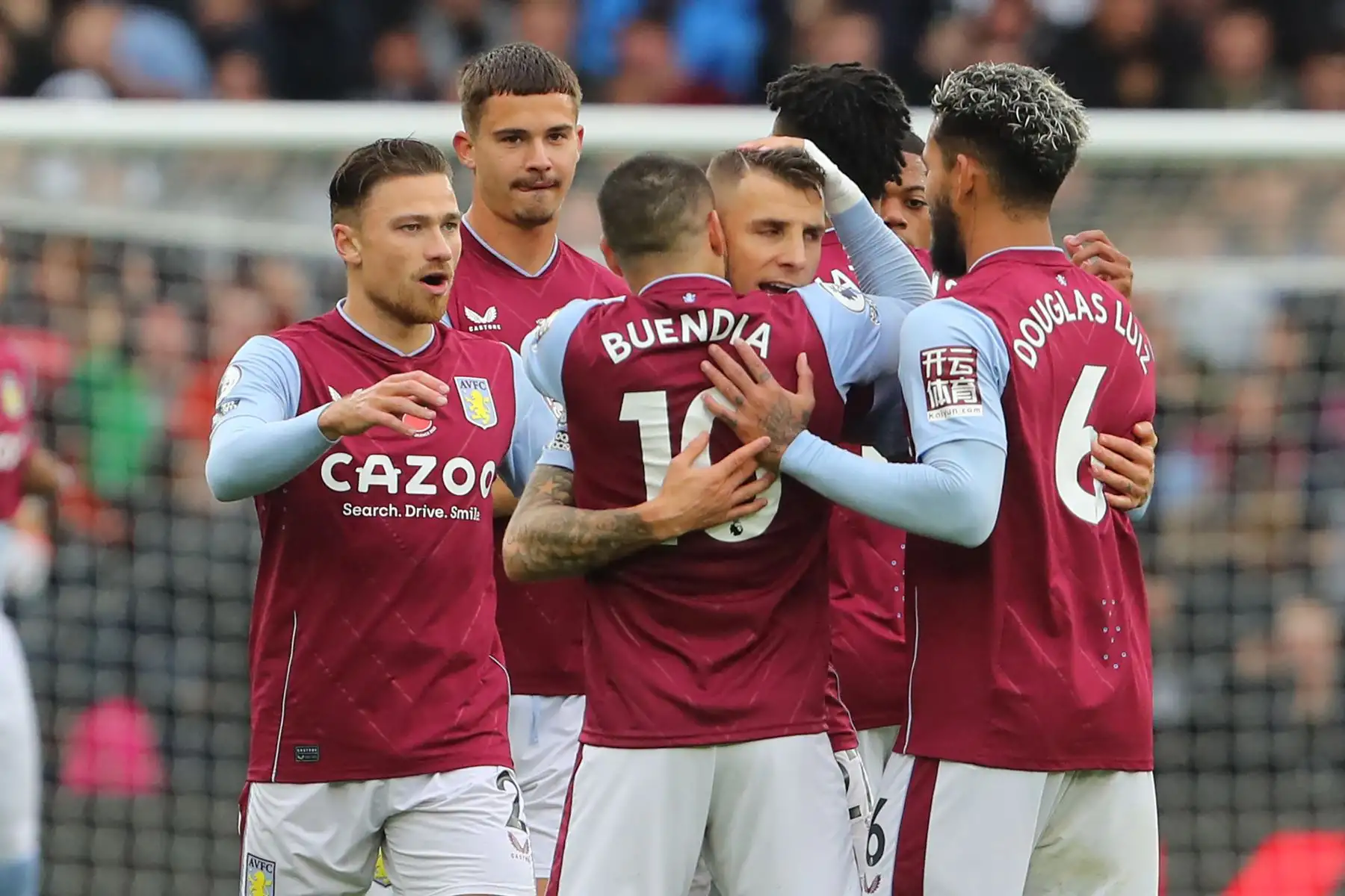 El defensor francés de Aston Villa, Lucas Digne, celebra con sus compañeros de equipo después de marcar su segundo gol durante el partido frente al Manchester United por la Premier League. Foto: AFP