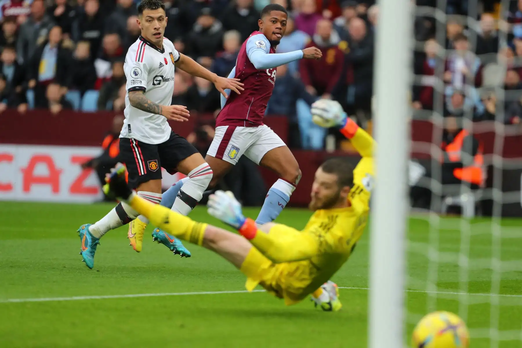El delantero jamaiquino del Aston Villa, Leon Bailey, anota el primer gol de su equipo al superar al portero español del Manchester United, David de Gea, durante partido por la Premier League. Foto: AFP
