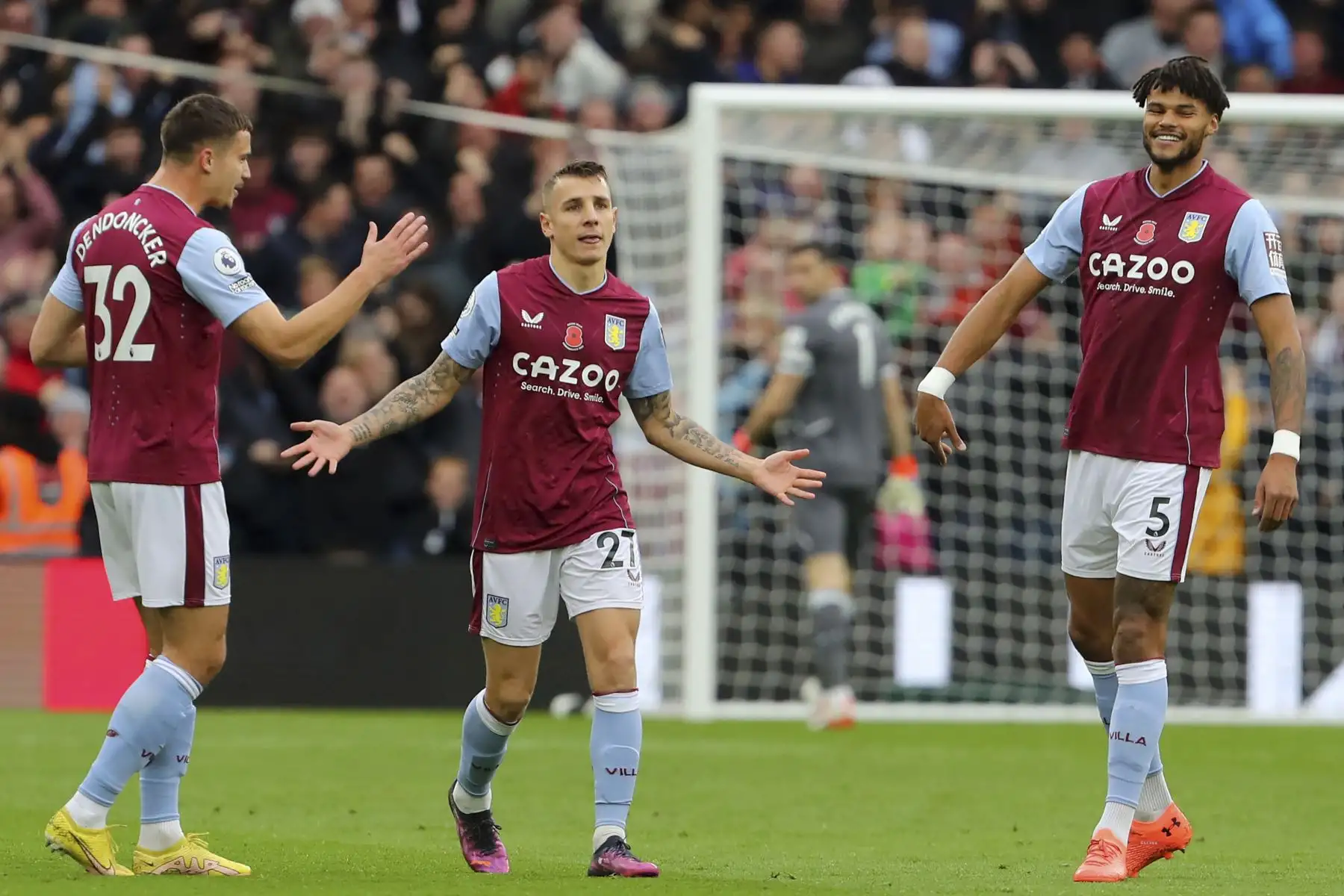 El defensor francés del Aston Villa, Lucas Digne, celebra con sus compañeros después de anotar su segundo gol durante partido frente al Manchester United por la Premier League. Foto: AFP