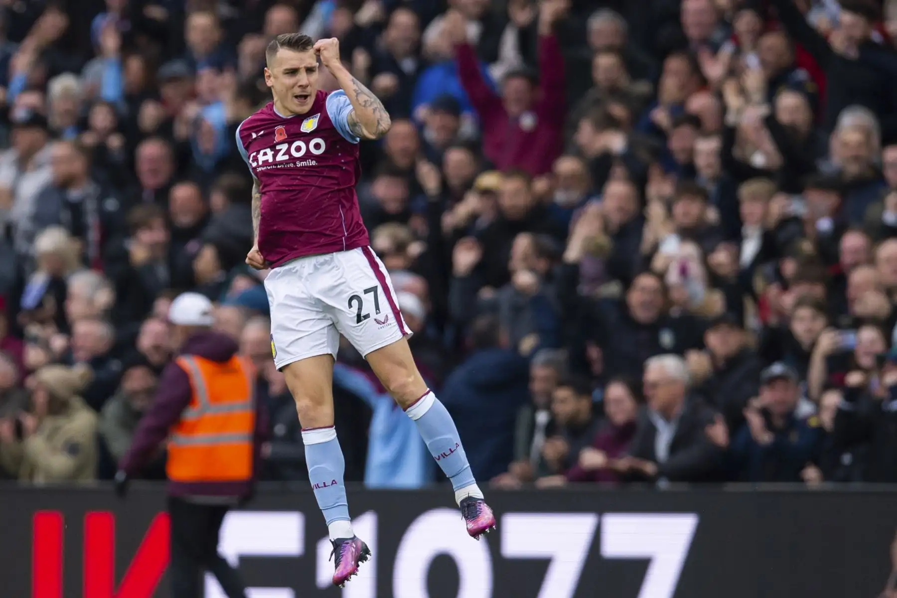 Lucas Digne del Aston Villa celebra tras anotar el segundo gol ante el Manchester United durante el partido por la Premier League. Foto: EFE