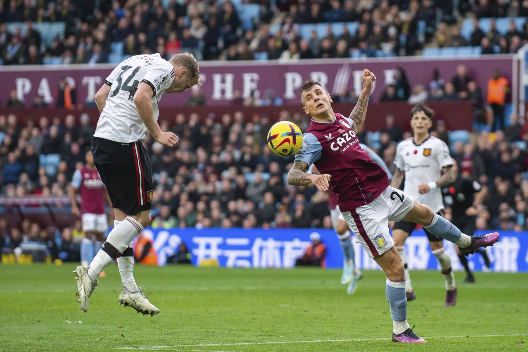 Lucas Digne de Aston Villa bloquea un remate de Donny van de Beek del Manchester United durante el partido de la Premier League. Foto: EFE