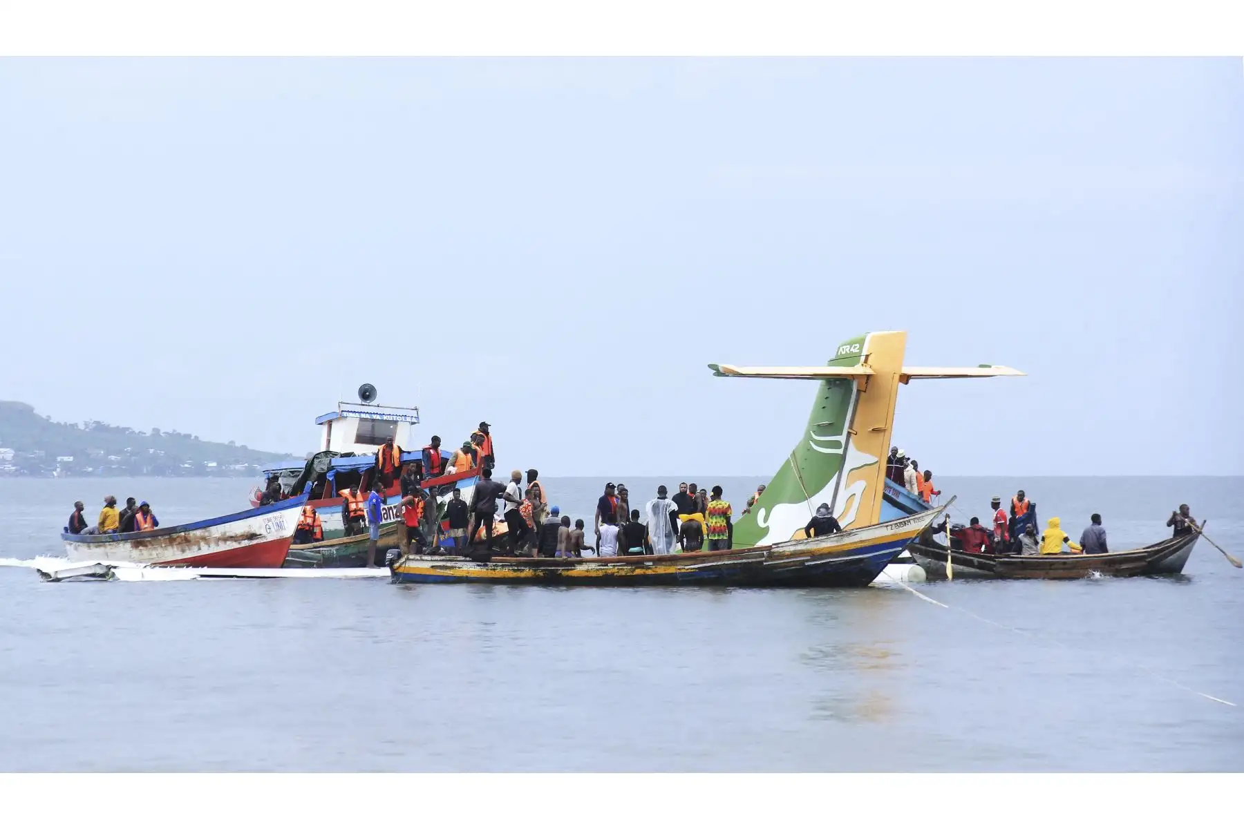Un avión con más 50 pasajeros se estrelló hoy en el Lago Victoria y deja al menos 19 víctimas mientras continúan las labores de rescate. Foto: EFE