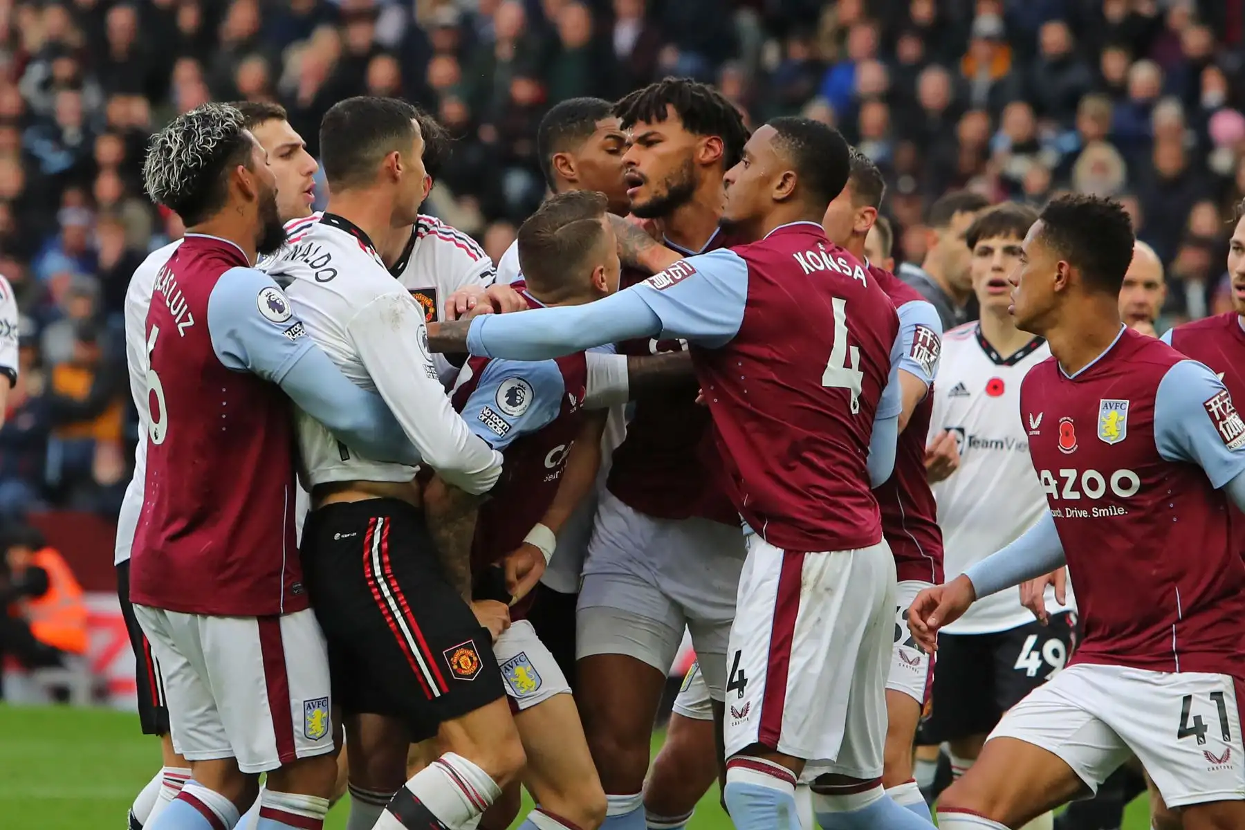 Los jugadores del Manchester United y el Aston Villa se enfrentan durante partido por la Premier League, en Villa Park en Birmingham. Foto: AFP