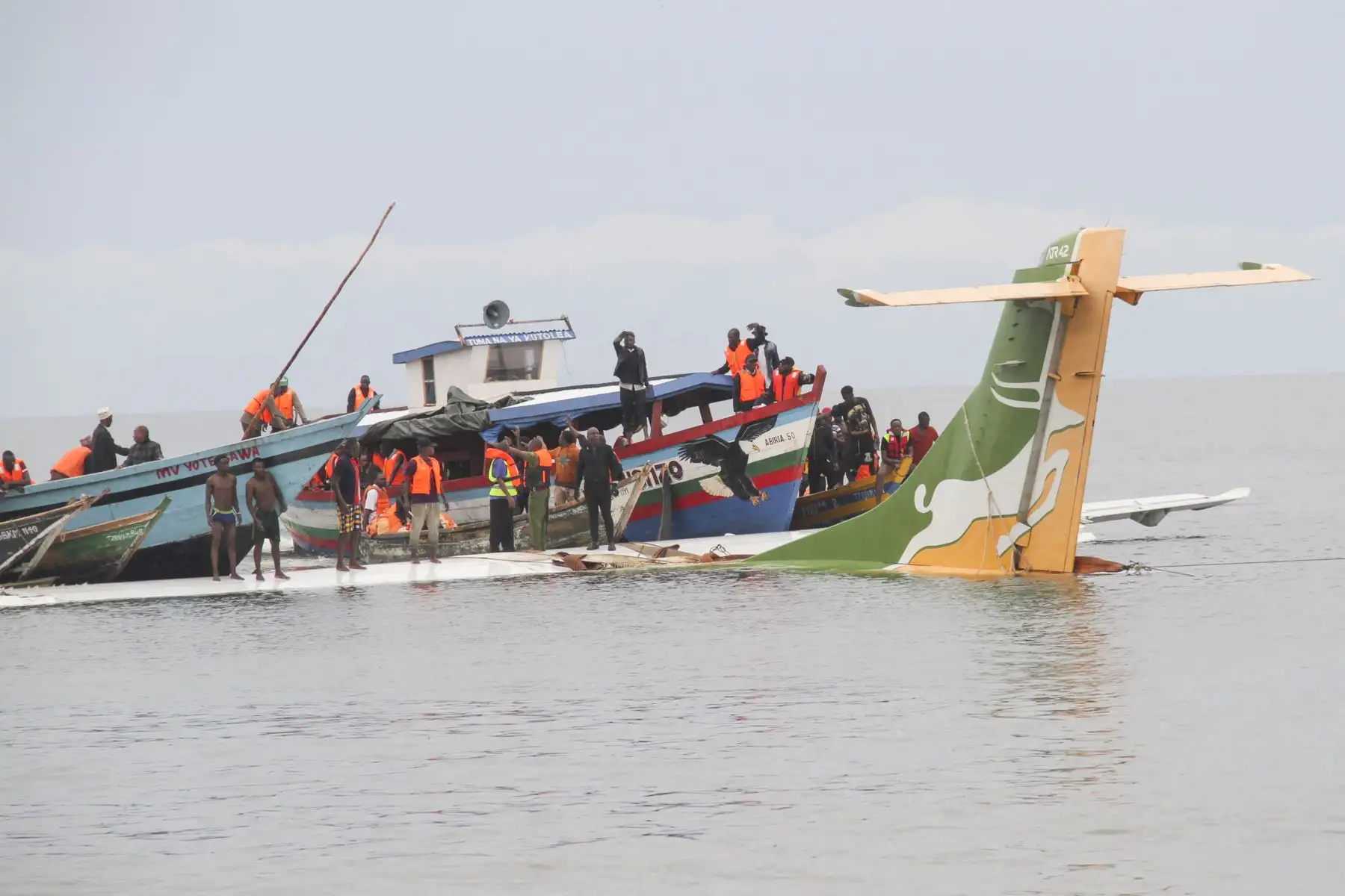 Un avión con más 50 pasajeros se estrelló hoy en el Lago Victoria y deja al menos 19 víctimas mientras continúan las labores de rescate. Foto: AFP