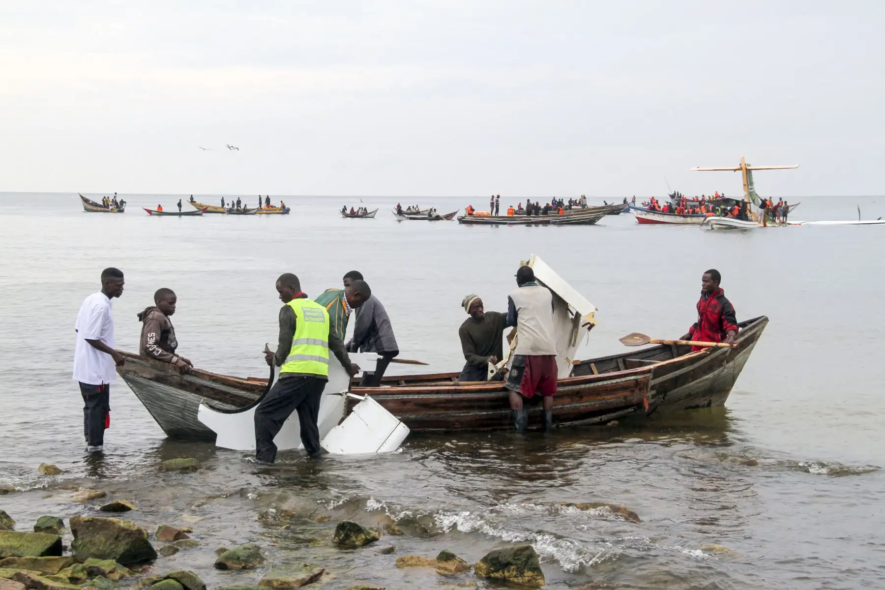 Un avión con más 50 pasajeros se estrelló hoy en el Lago Victoria y deja al menos 19 víctimas mientras continúan las labores de rescate. Foto: AFP