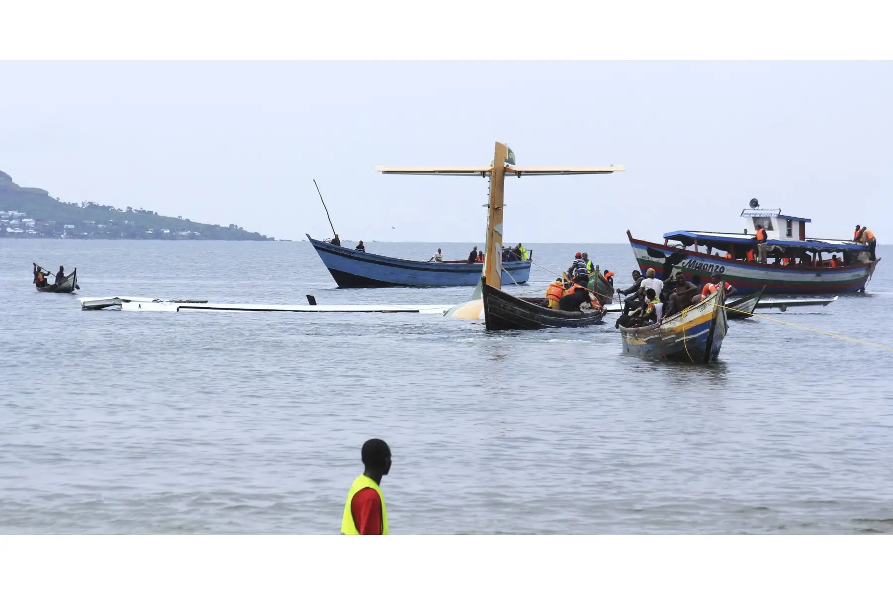 Un avión con más 50 pasajeros se estrelló hoy en el Lago Victoria y deja al menos 19 víctimas mientras continúan las labores de rescate. Foto: EFE
