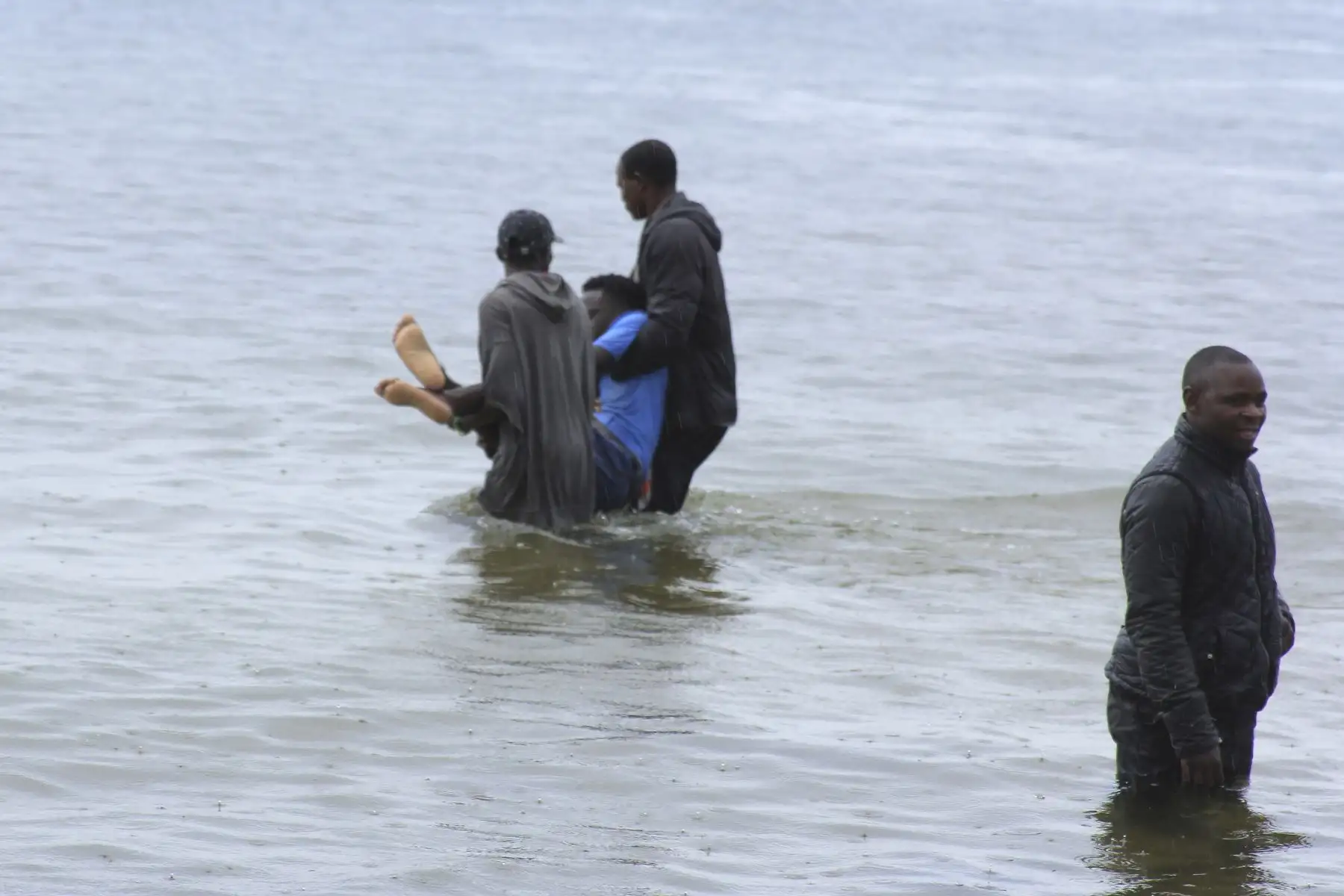 Un avión con más 50 pasajeros se estrelló hoy en el Lago Victoria y deja al menos 19 víctimas mientras continúan las labores de rescate. Foto: EFE