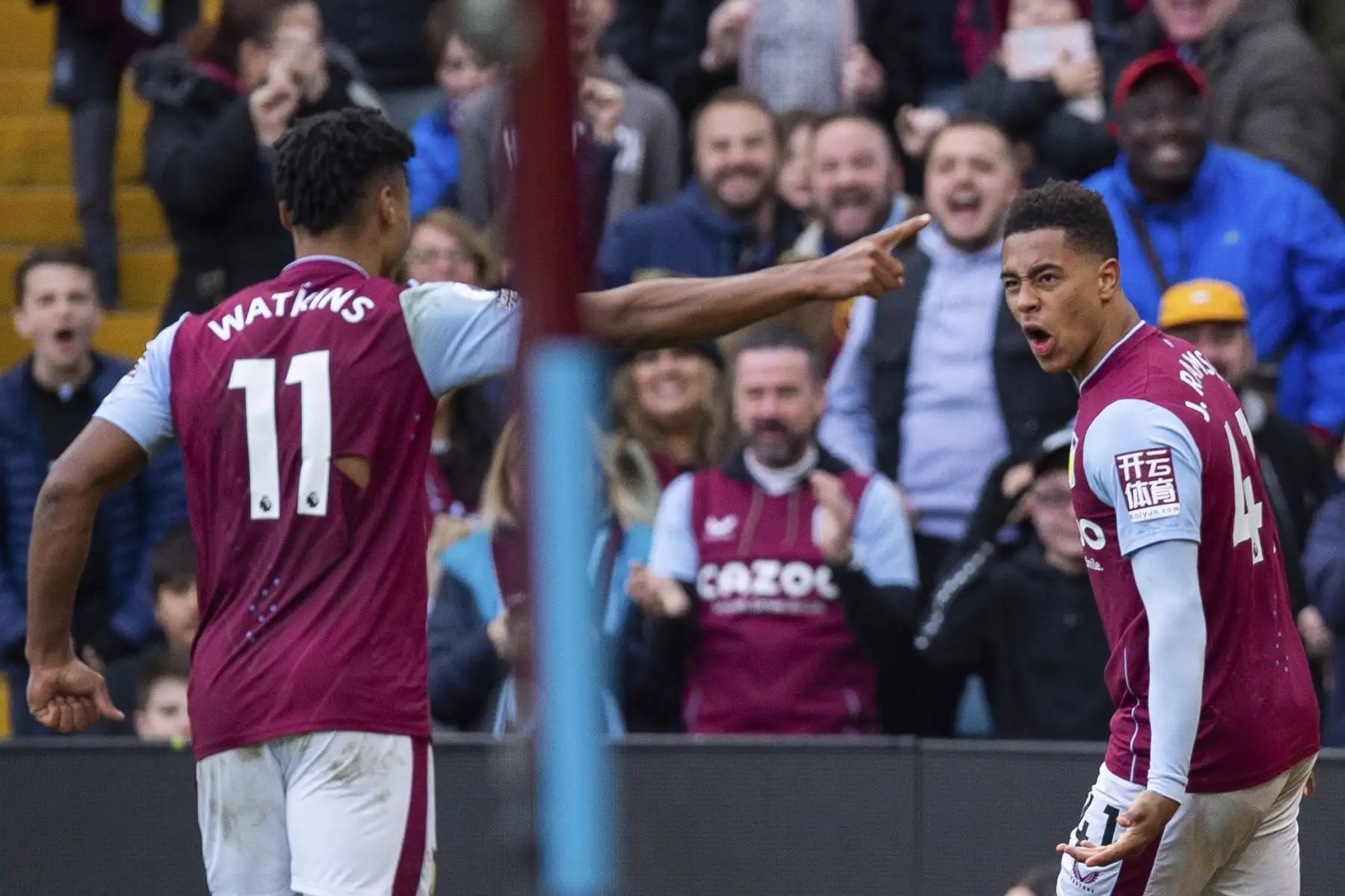 Jacob Ramsey del Aston Villa celebra con su compañero tras anotar el cuarto gol de su equipo durante el partido de la Premier League. Foto: EFE