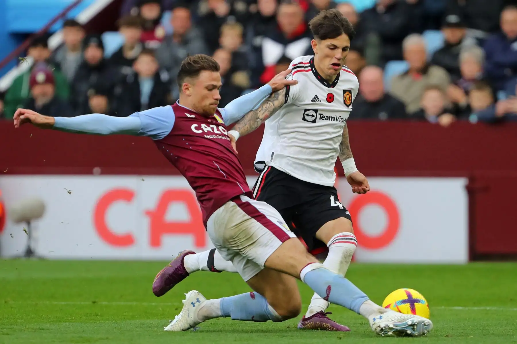 El centrocampista argentino del Manchester United Alejandro Garnacho compite con el defensor inglés Matty Cash del Aston Villa durante el partido de la Premier League. Foto: AFP
