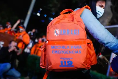 Después de una emergencia como un sismo de magnitud, los comercios y los estarán cerrados y probablemente no haya abastecimiento de alimentos porque las carreteras estarán colapsadas; por ello es necesario tener a mano la mochila y la caja de reserva. Foto: ANDINA/Renato Pajuelo