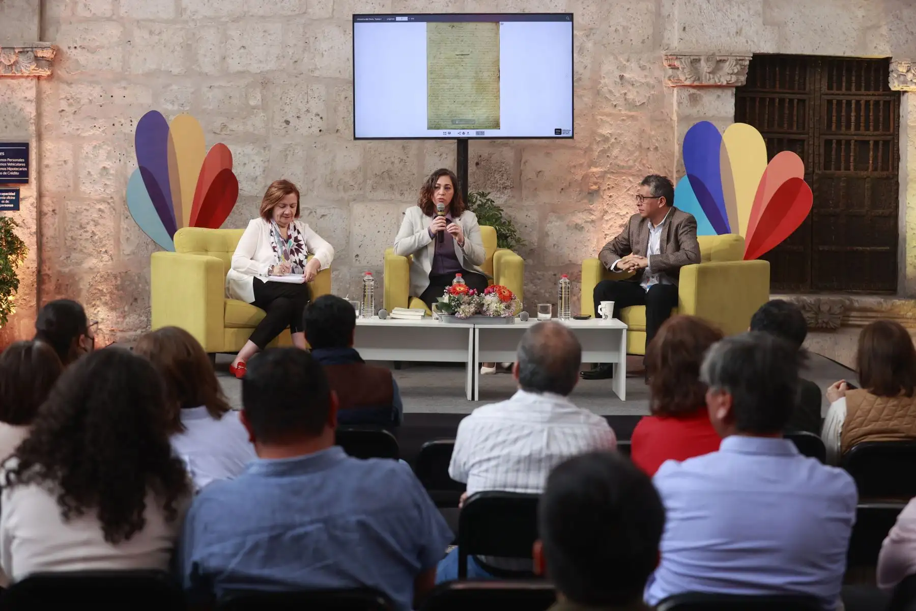 Carmen McEvoy, Marcel Velásquez y Fabiola Vergara en conversatorio sobre los escritos de Juan Basilio Cortegana. Foto: ANDINA/Melina Mejía