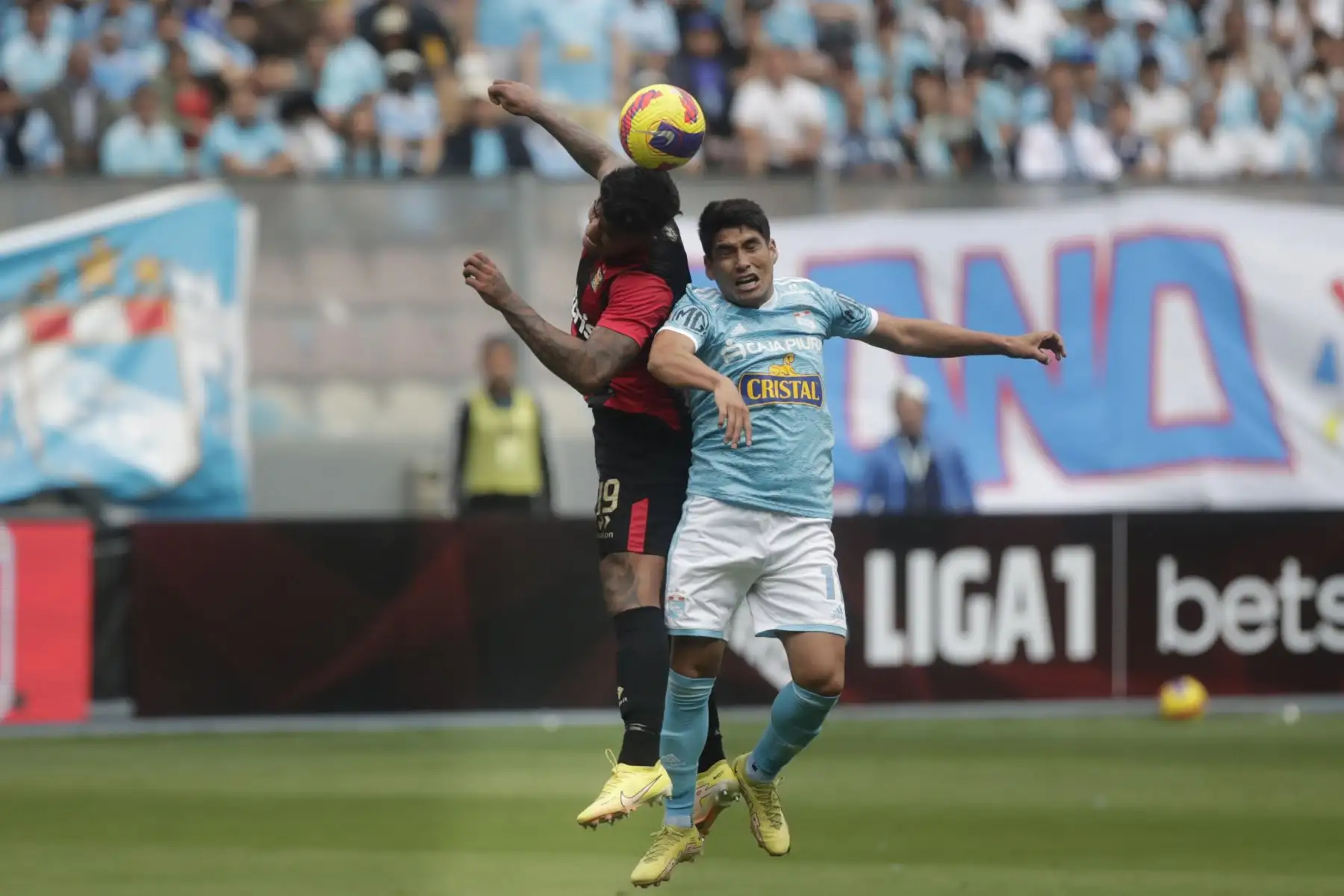 Melgar derrotó 2 a 0 a Sporting Cristal y jugará la final nacional con Alianza Lima.

Foto: ANDINA/Juan Carlos Guzmán