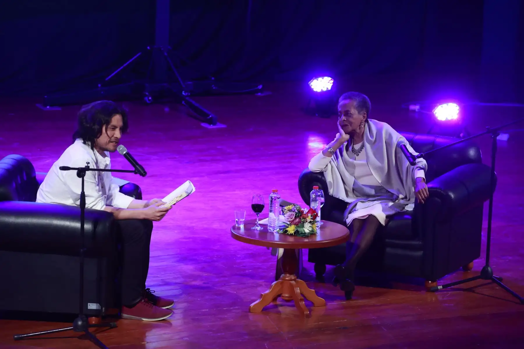 Susana Baca conversa con el escritor Jeremías Gamboa sobre su libro  "Yo vengo a ofrecer mi corazón" donde la cantautora cuenta sus memorias . Foto: ANDINA/Melina Mejía