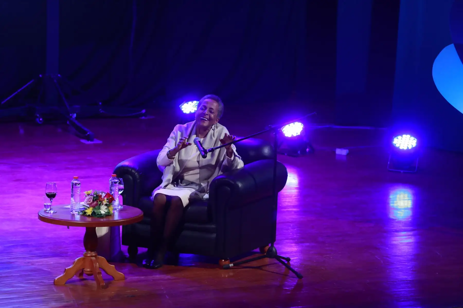 Susana Baca conversa con el escritor Jeremías Gamboa sobre su libro  "Yo vengo a ofrecer mi corazón" donde la cantautora cuenta sus memorias . Foto: ANDINA/Melina Mejía
