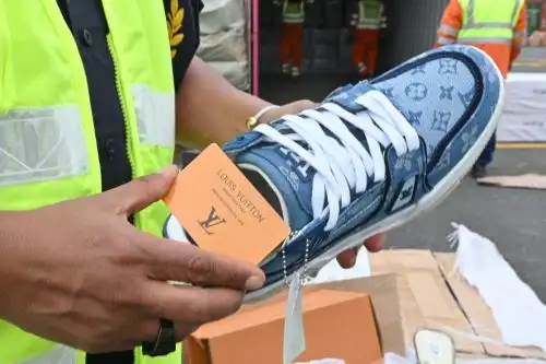 Sunat hace incautación de zapatillas. Cortesía Sunat
