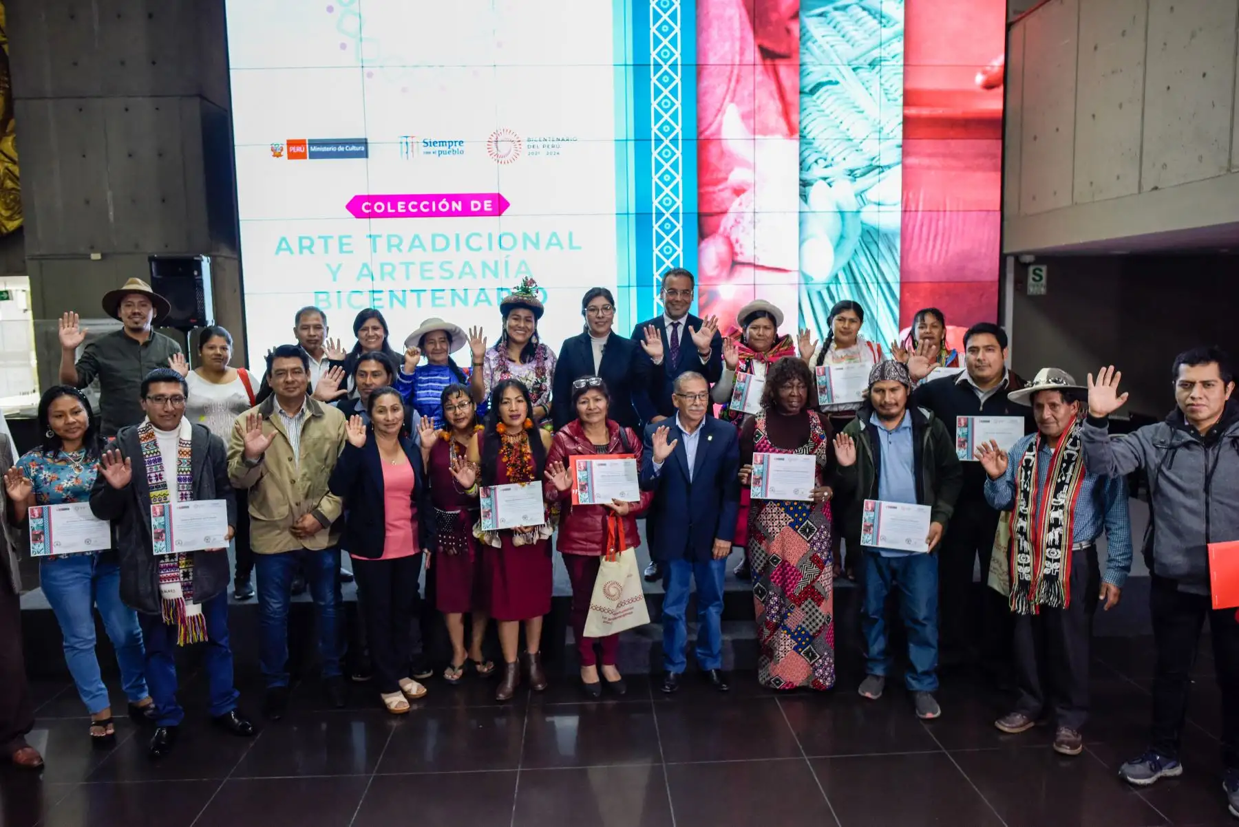 Estas creaciones de artesanos y artistas tradicionales de regiones fueron recibidas hoy por el Proyecto Especial Bicentenario del Ministerio de Cultura para su custodia y posterior exhibición. Foto: Proyecto Especial Bicentenario