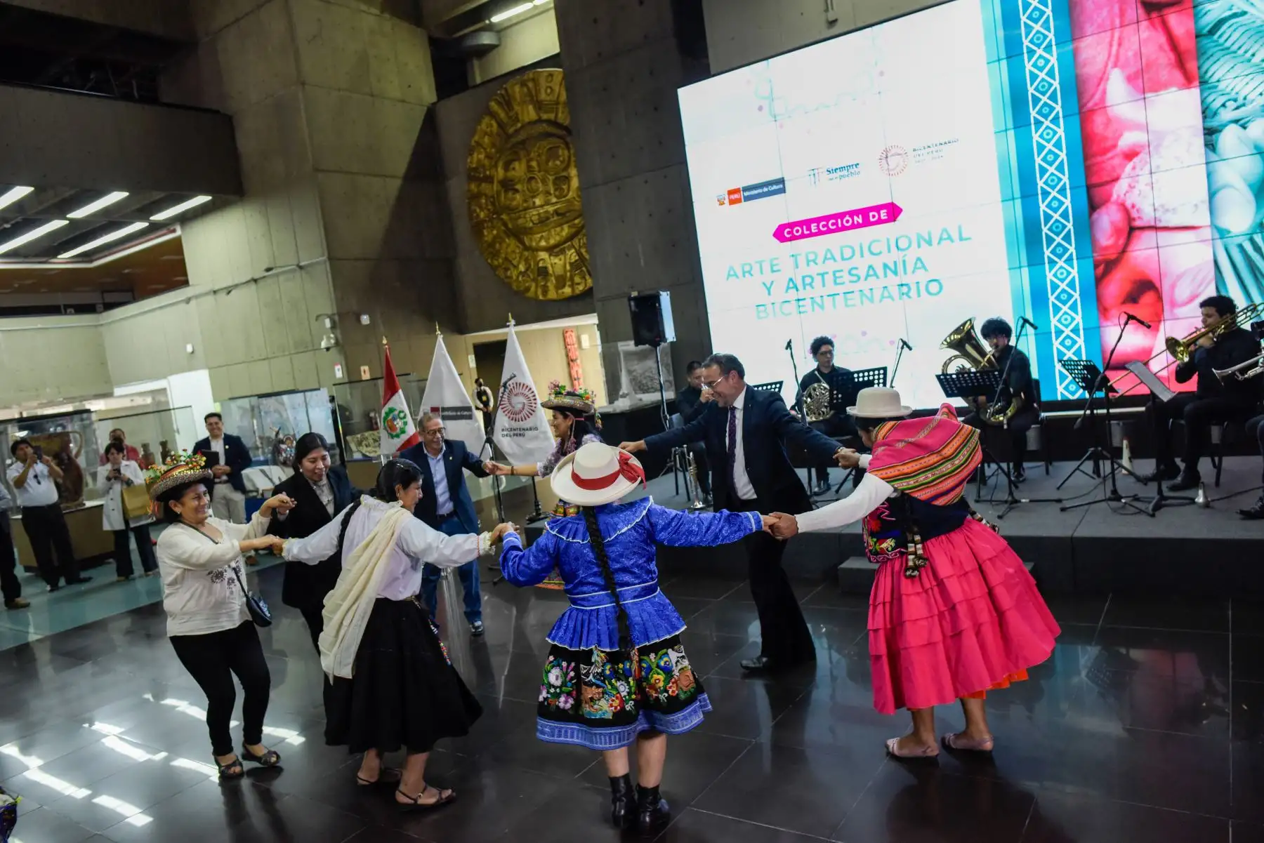 Estas creaciones de artesanos y artistas tradicionales de regiones fueron recibidas hoy por el Proyecto Especial Bicentenario del Ministerio de Cultura para su custodia y posterior exhibición. Foto: Proyecto Especial Bicentenario