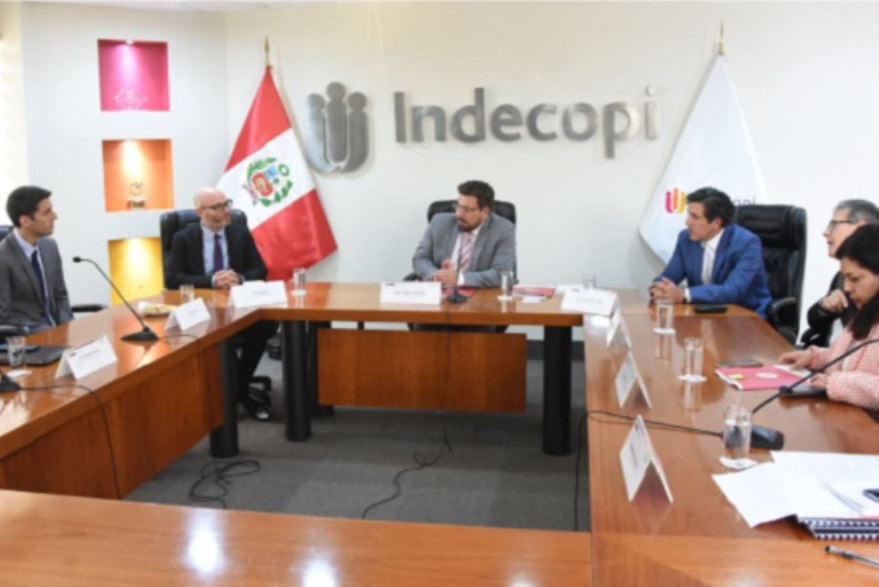 El titular del Indecopi, Julián Palacín Gutiérrez, se reunió hoy con el jefe de la División de Competencia de la OCDE, Ori Schwartz, para ratificar el compromiso de promover la competencia y mercados libres. Foto: Cortesía.