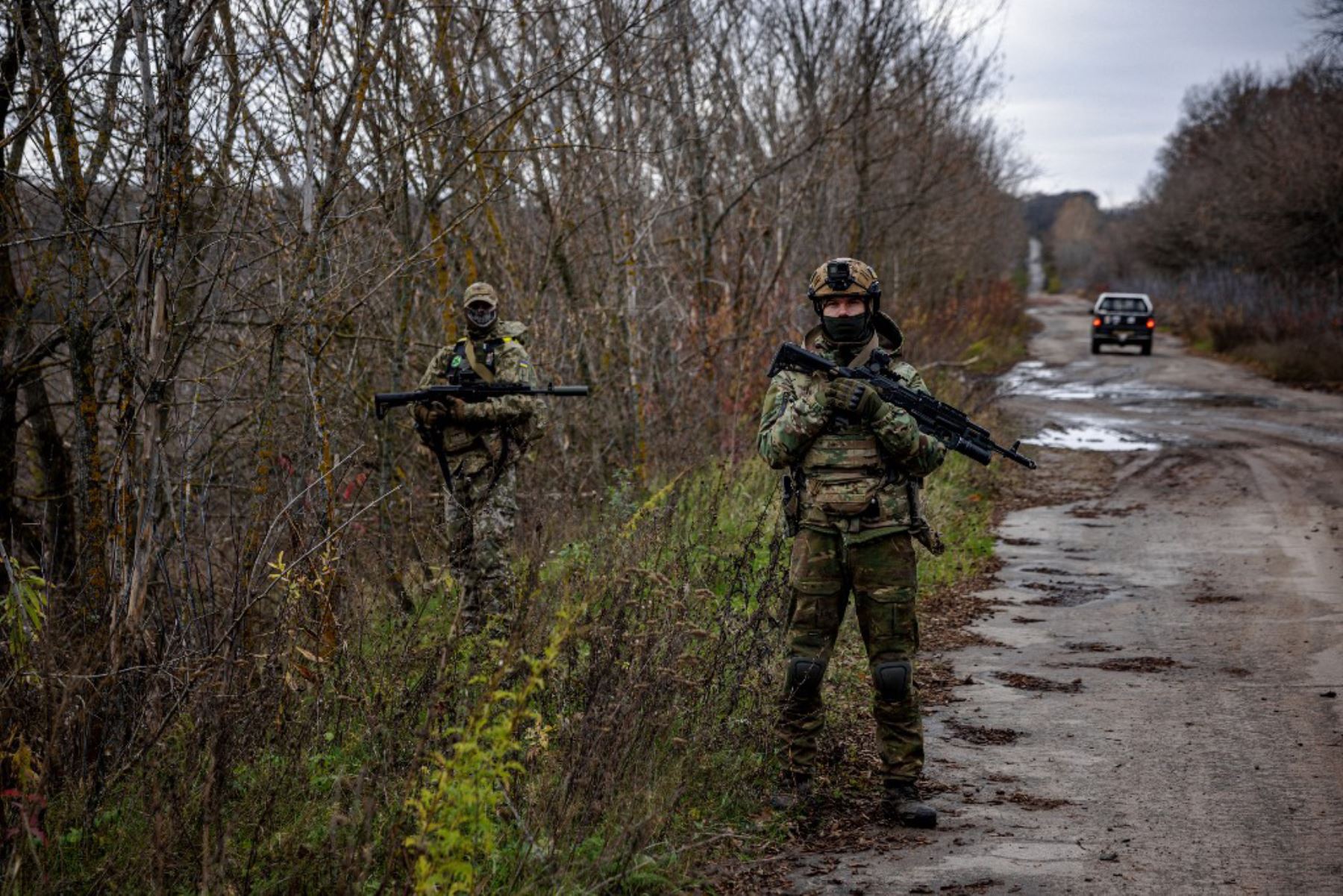 Militares ucranianos aseguran una carretera cerca de la frontera con Rusia, en la región de Kharkiv. Foto: AFP