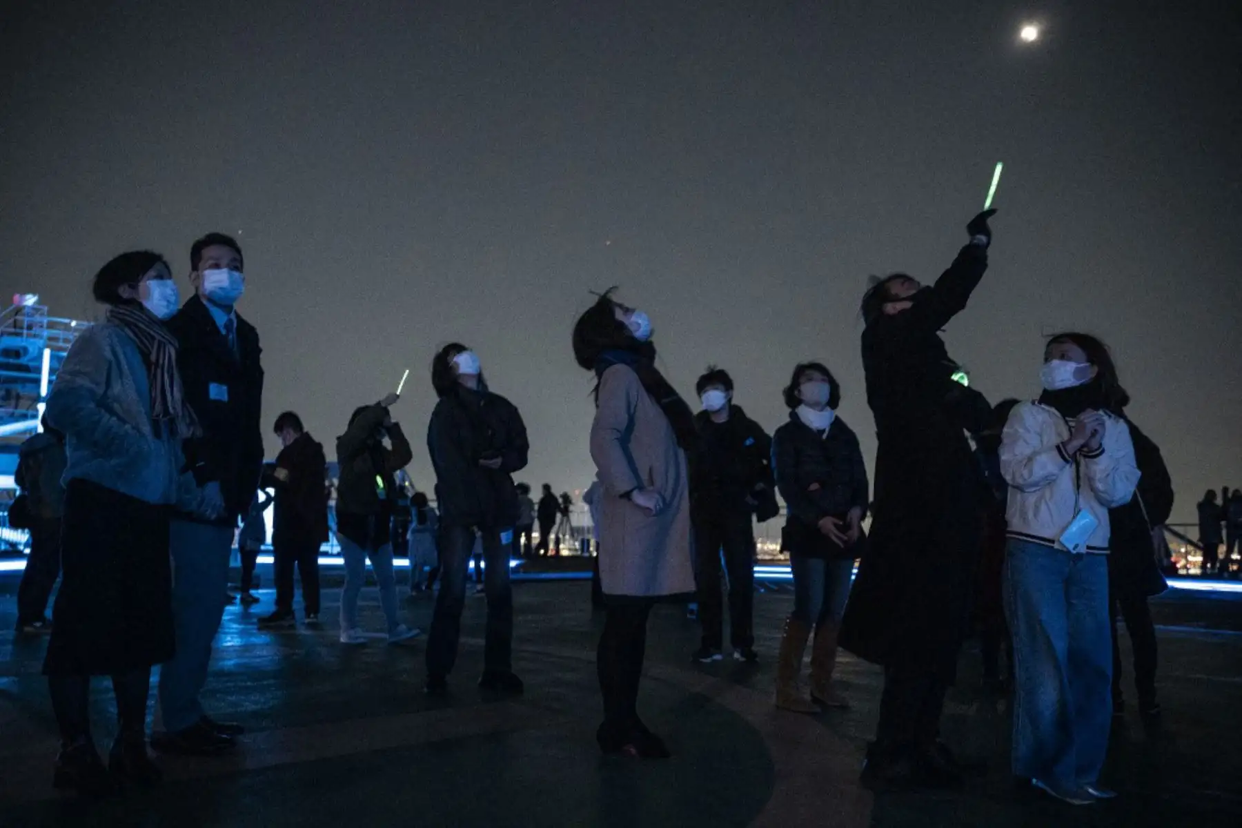 Los miembros de los medios de comunicación y el público en general salen a ver un eclipse lunar total de "luna de sangre" sobre los cielos de Tokio. Foto: AFP