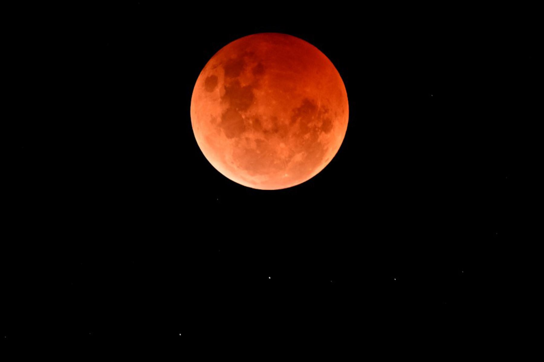 La luna de sangre se ve durante un eclipse lunar total en Fish Creek, a unos 230 kilómetros al sureste de Melbourne. Foto: AFP