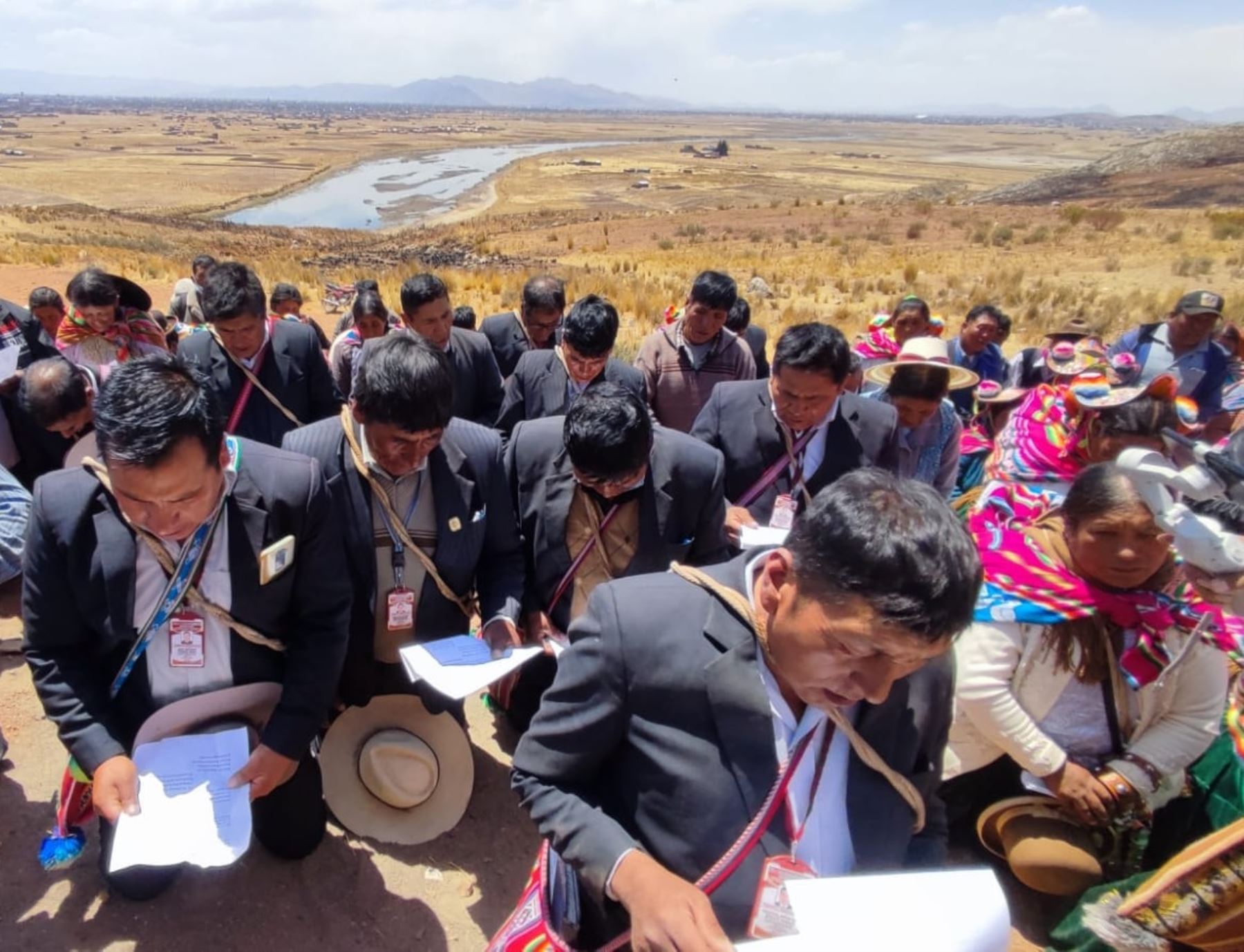 Pobladores de Caracoto, en Puno, peregrinan descalzos y de rodillas para clamar por el retorno de las lluvias. La región sufre por la ausencia de precipitaciones y el sector agrícola es el más afectado. Foto: ANDINA/difusión.