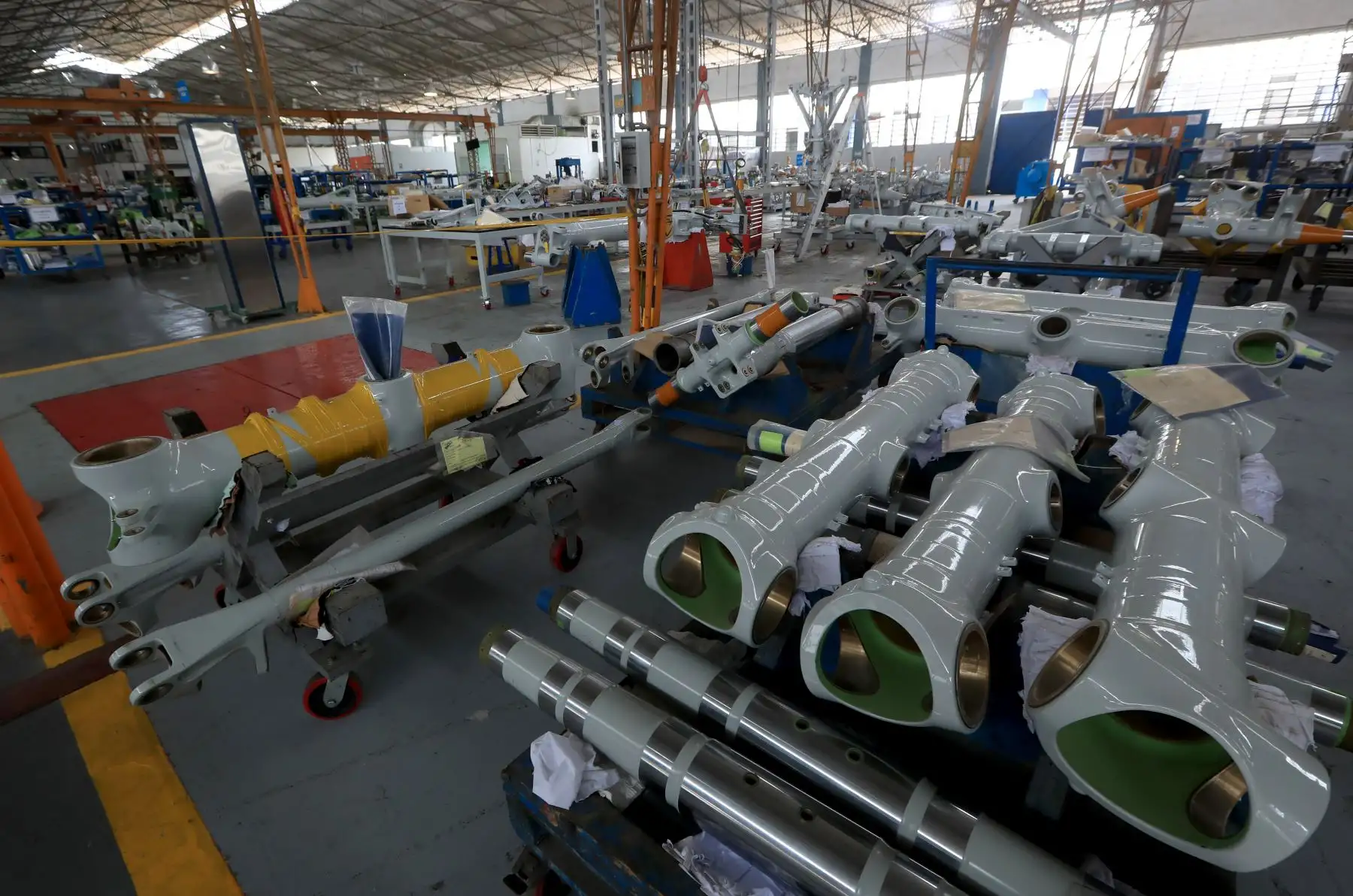 El ministro de Defensa, Daniel Barragán, visitó hoy el Servicio de Mantenimiento del Perú - SEMAN SAC, para constatar las capacidades de los servicios en mantenimiento y reparación de las aeronaves. Foto: ANDINA/Mindef